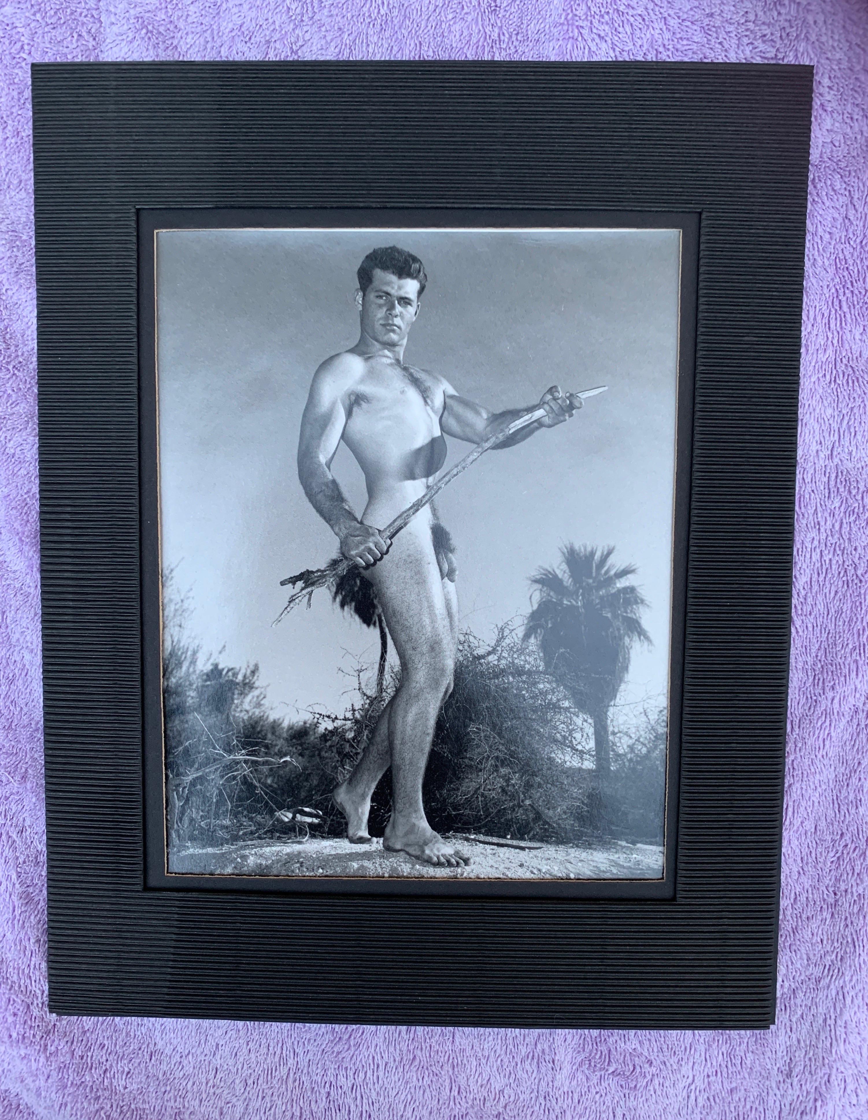 Bruce of L.A. Original Vintage 50er Jahre männlicher Akt signiert Schwarz-Weiß-Fotografie  im Zustand „Gut“ im Angebot in Palm Springs, CA