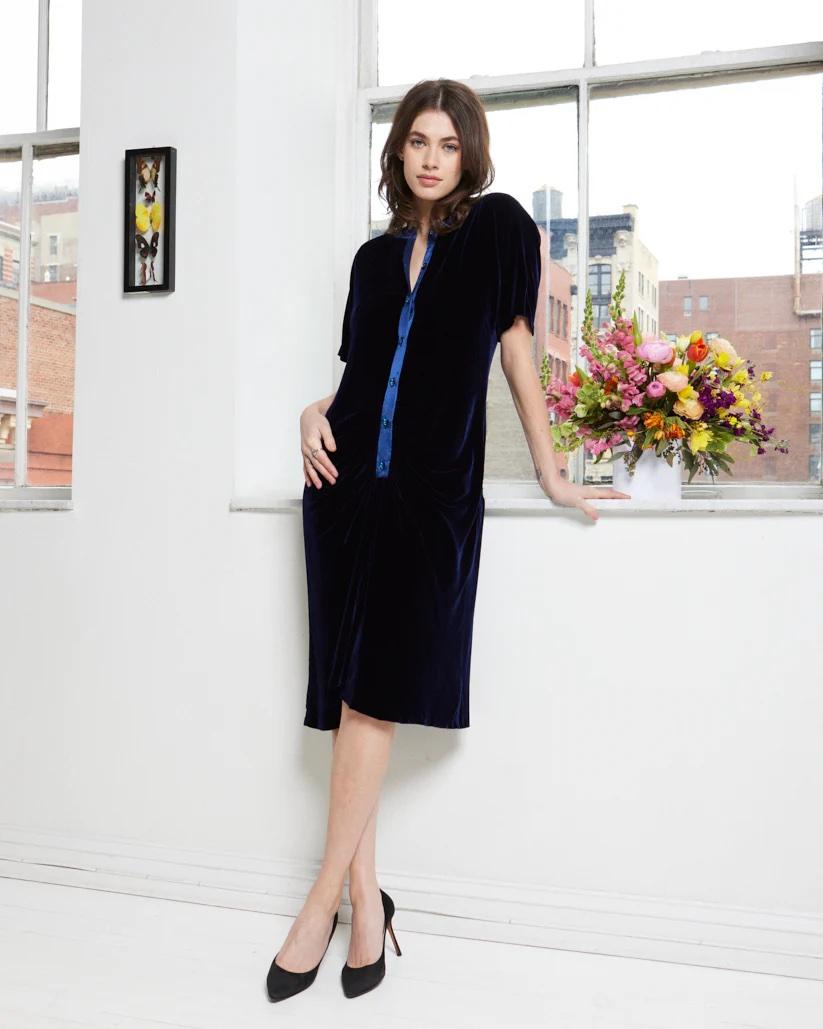 VINTAGE GRACE NY

Vestido de terciopelo de Bruce Oldfield de los años 80 con detalles fruncidos y botones en tono gema. El diseñador británico era popular entre la princesa Diana, Bianca Jagger y Barbara Streisand, y conocido por sus diseños