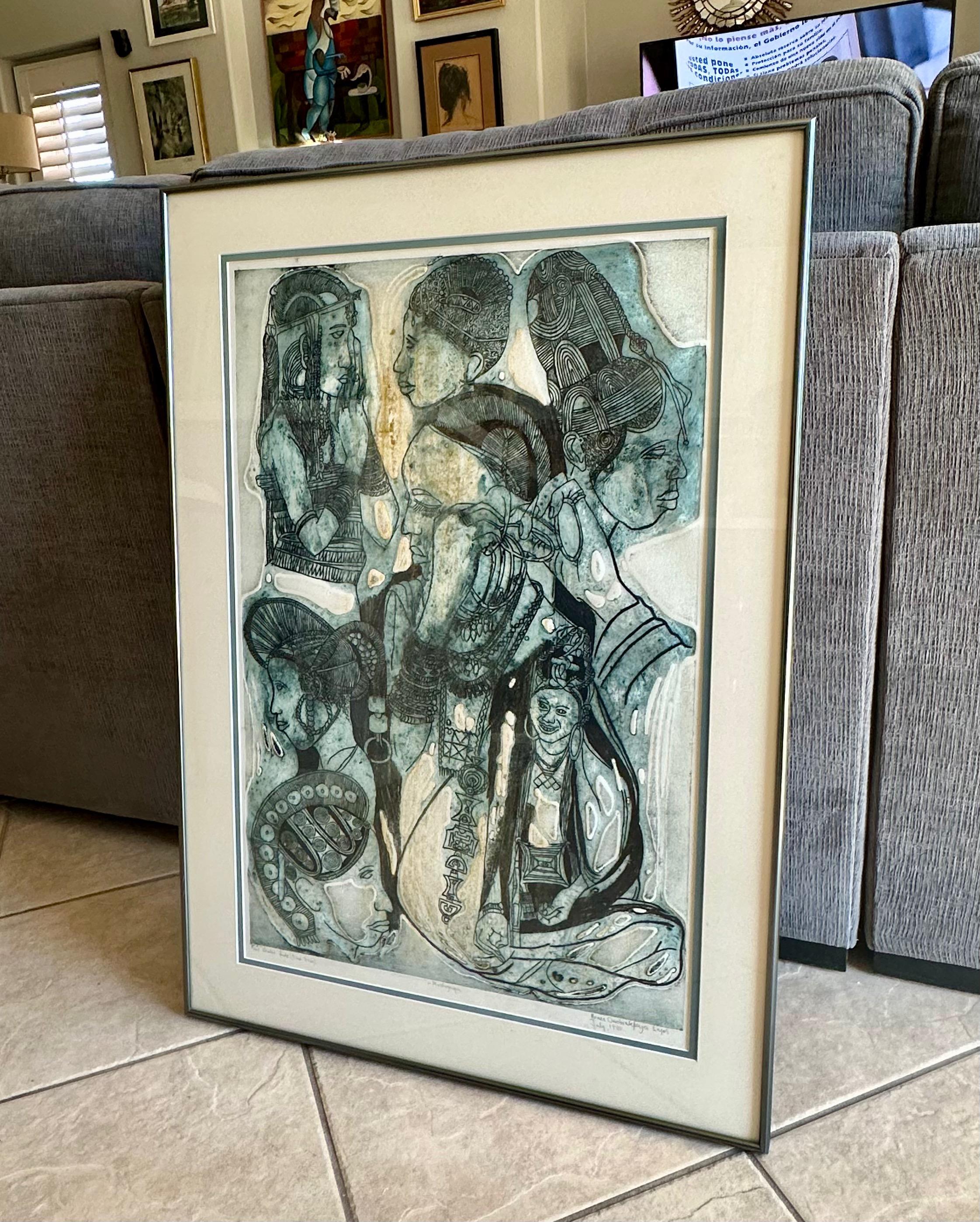 Bruce Onobrakpeya – Blauer Sockel 1988 – Gipsgravur mit Gipsgravur (Glas) im Angebot
