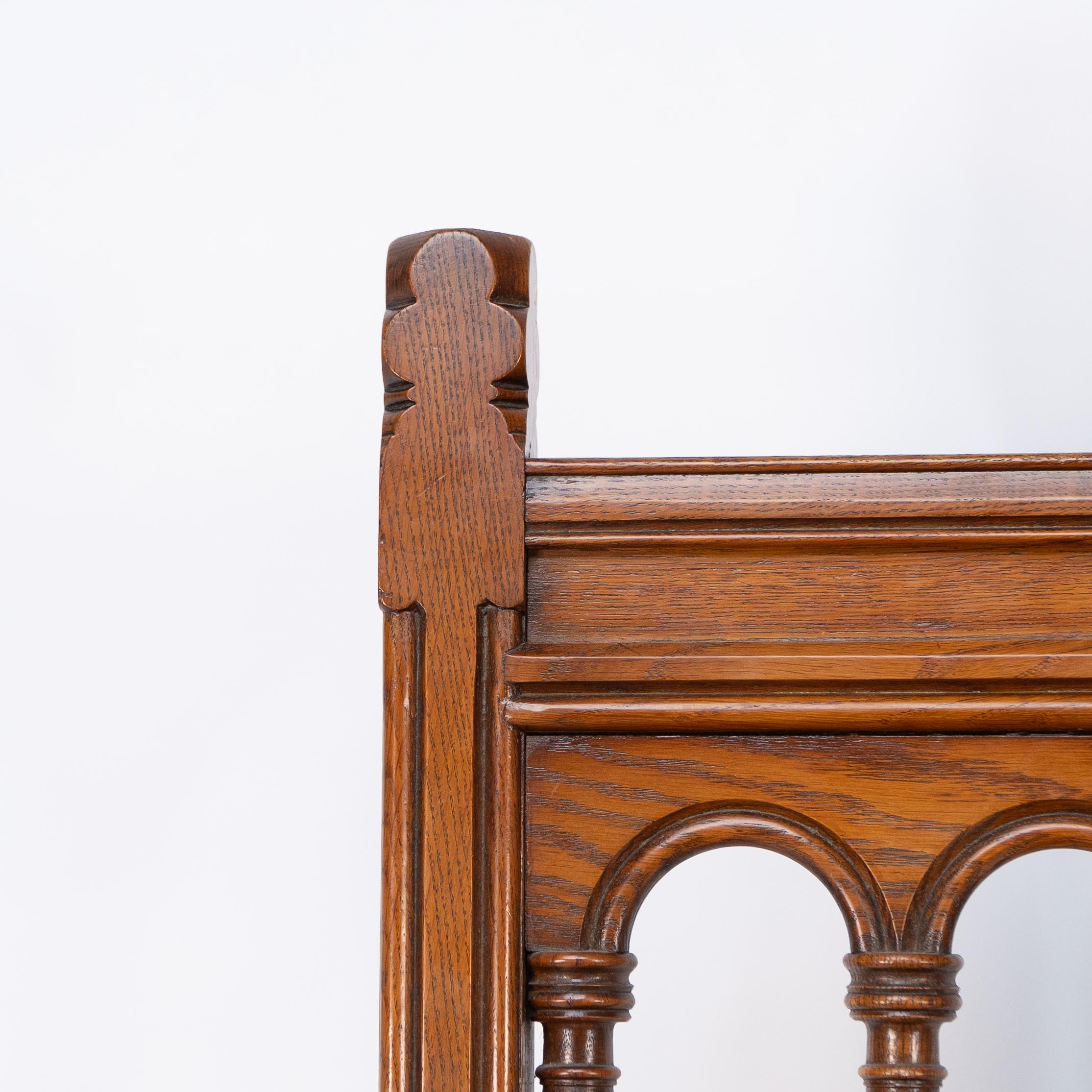 Chaise néo-gothique à haut dossier en chêne avec tissu d'ameublement d'origine de Bruce Talbert Bon état - En vente à London, GB