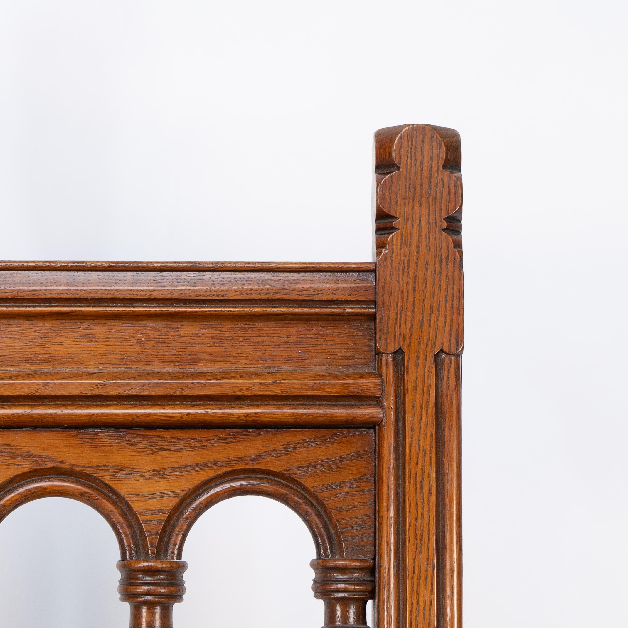 Fin du XIXe siècle Chaise néo-gothique à haut dossier en chêne avec tissu d'ameublement d'origine de Bruce Talbert en vente