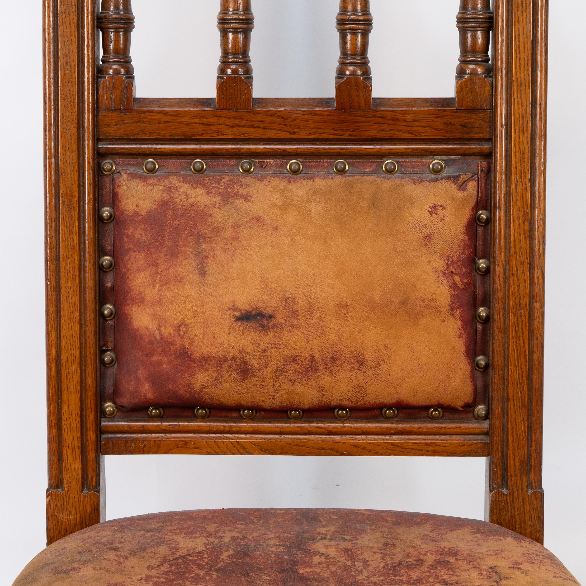 Chêne Chaise néo-gothique à haut dossier en chêne avec tissu d'ameublement d'origine de Bruce Talbert en vente