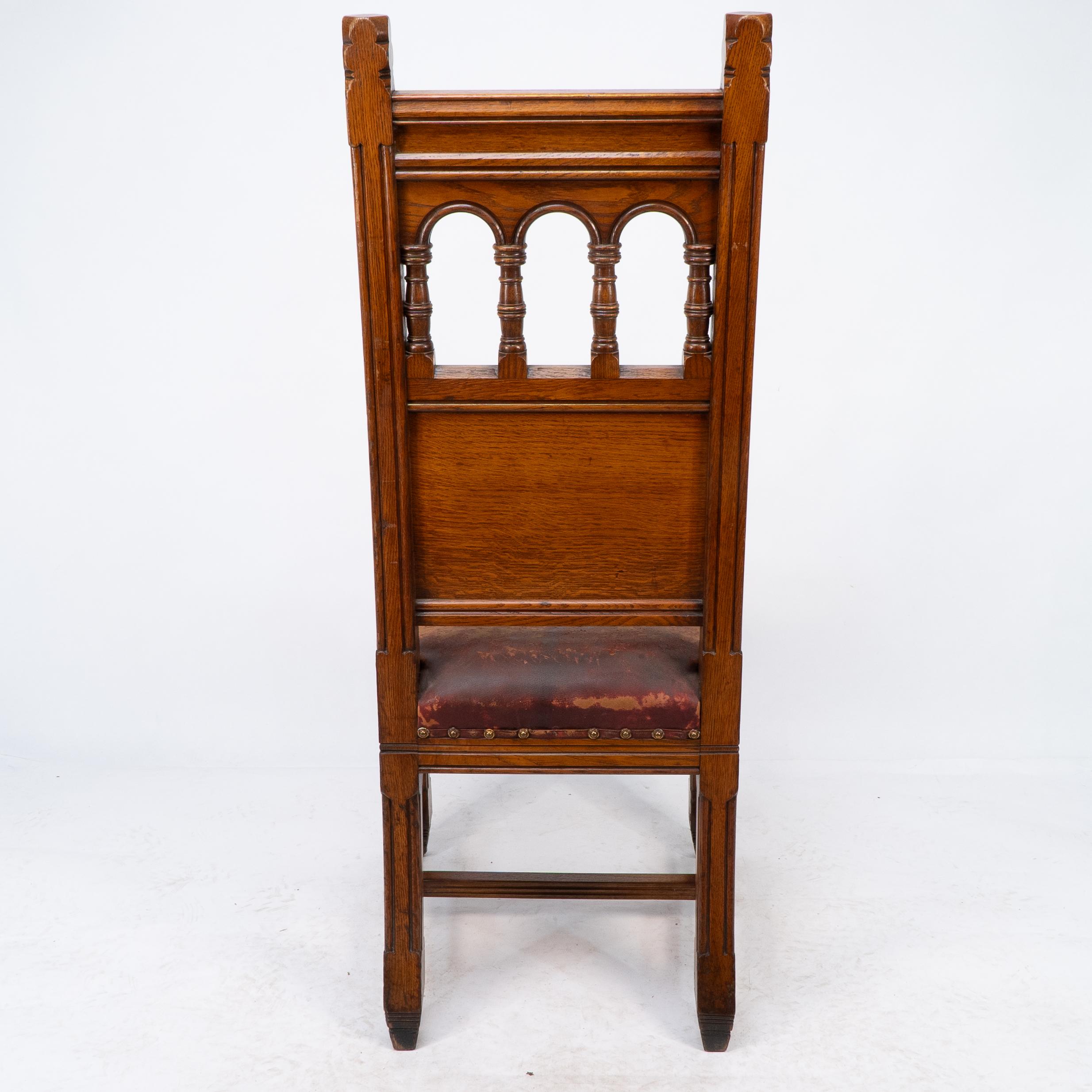 Chaise néo-gothique à haut dossier en chêne avec tissu d'ameublement d'origine de Bruce Talbert en vente 6