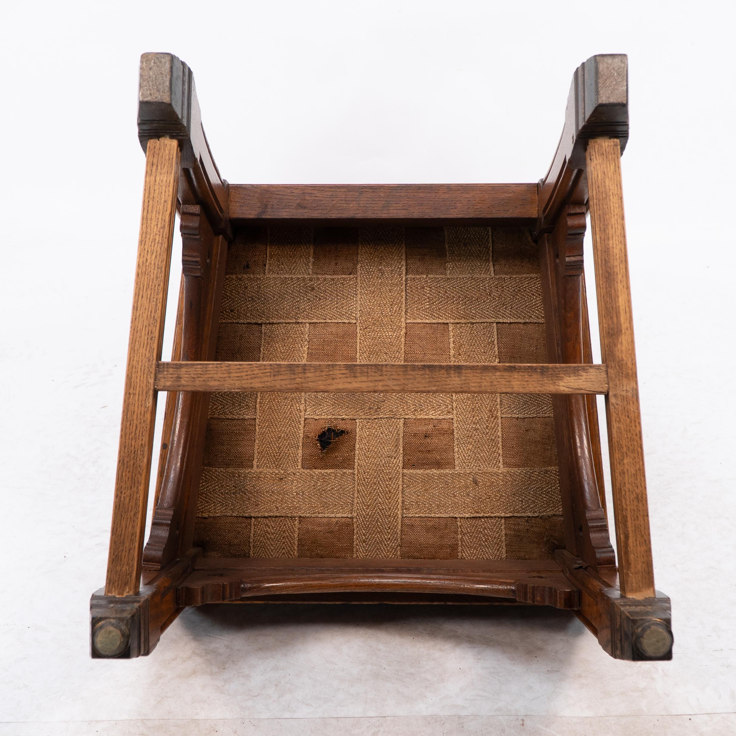 Chaise néo-gothique à haut dossier en chêne avec tissu d'ameublement d'origine de Bruce Talbert en vente 8