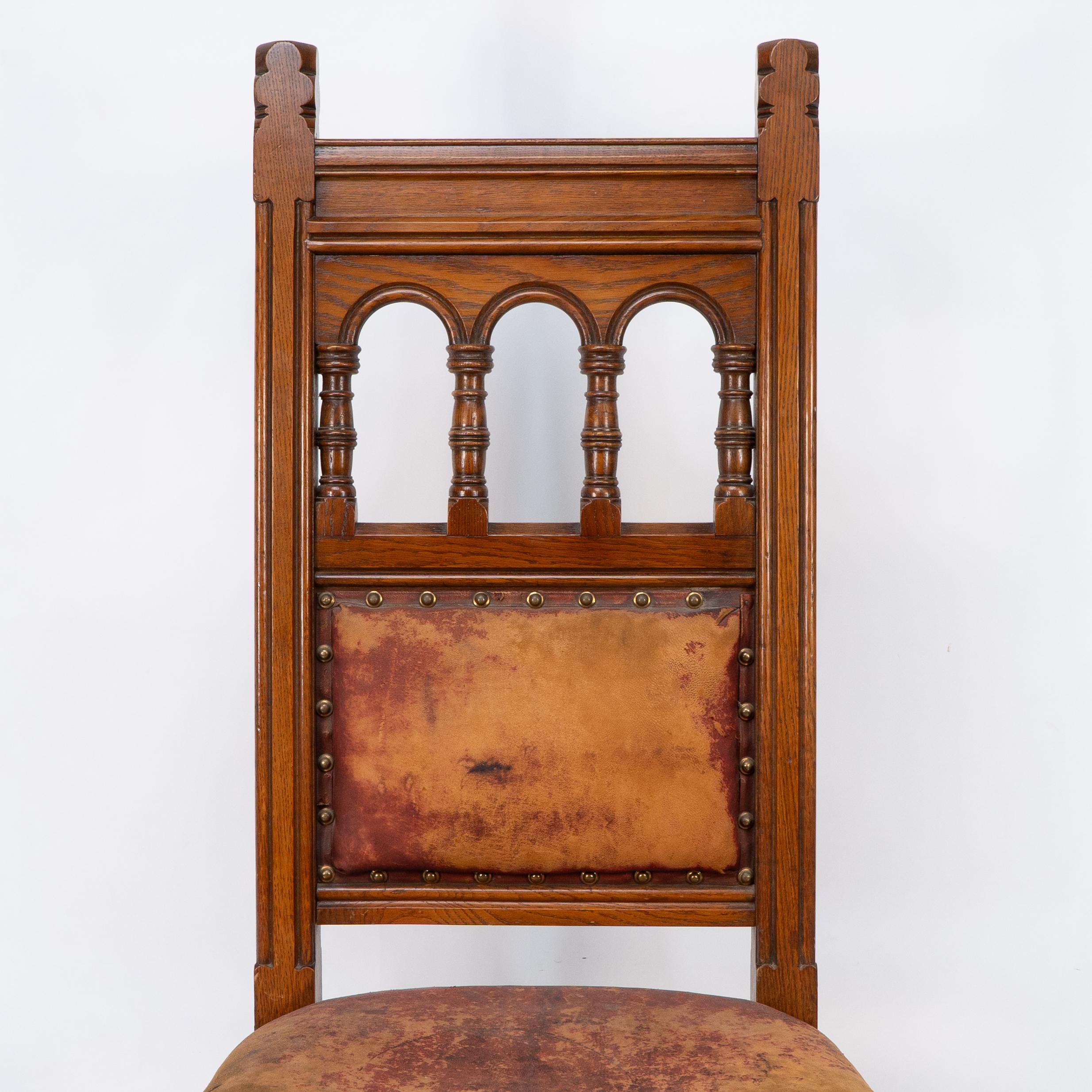 Anglais Chaise néo-gothique à haut dossier en chêne avec tissu d'ameublement d'origine de Bruce Talbert en vente