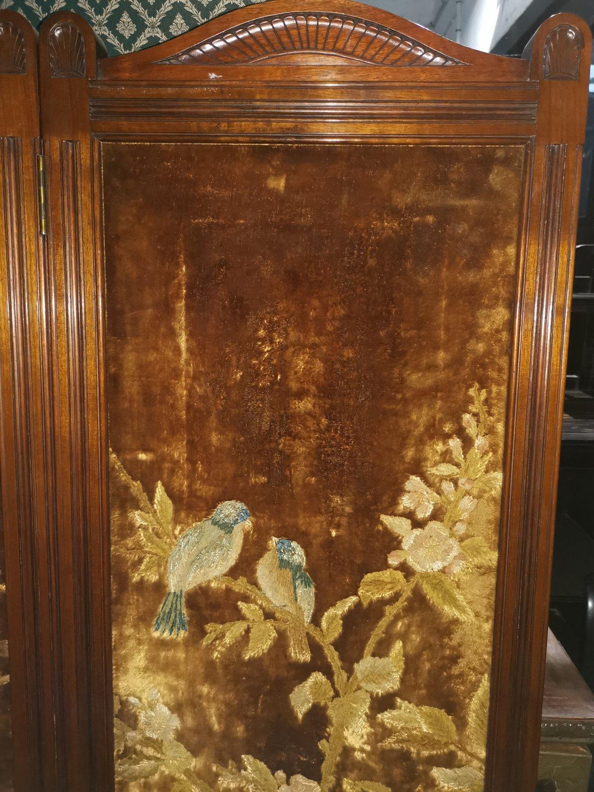 Estetismo Gillows attr, Aesthetic Movement Paravento a tre ante con uccelli in fiore