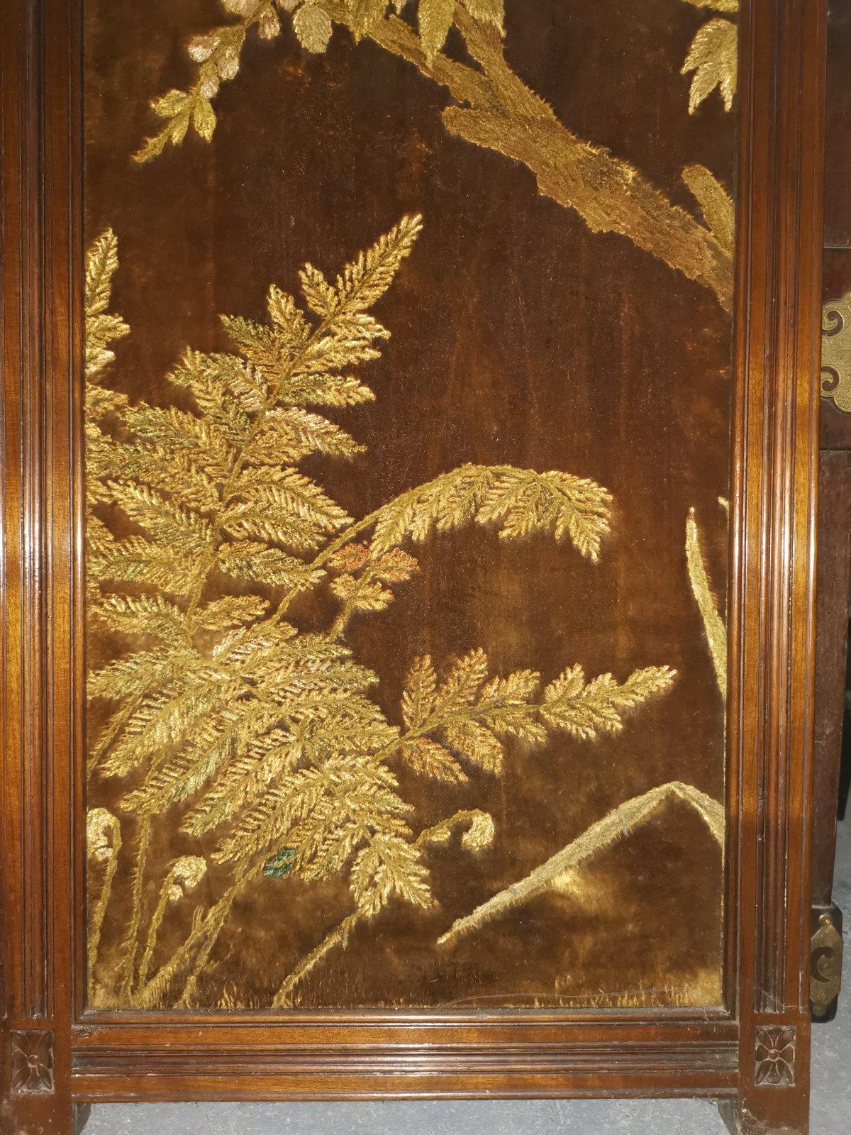 XIX secolo Gillows attr, Aesthetic Movement Paravento a tre ante con uccelli in fiore