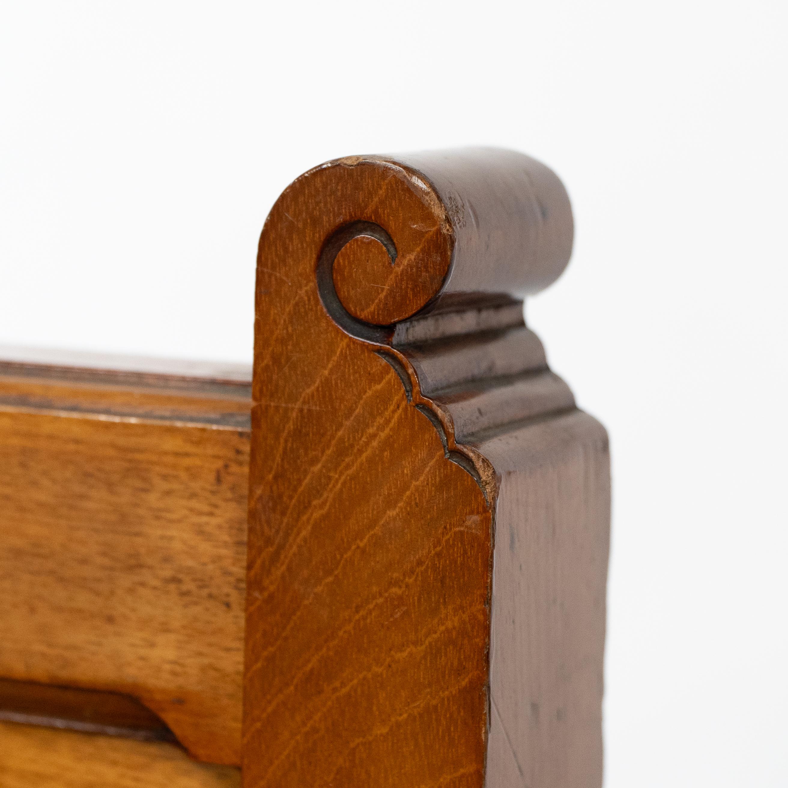 Bruce Talbert attr, Coppia di sedie da sala in legno di noce in stile gotico revival in vendita 5
