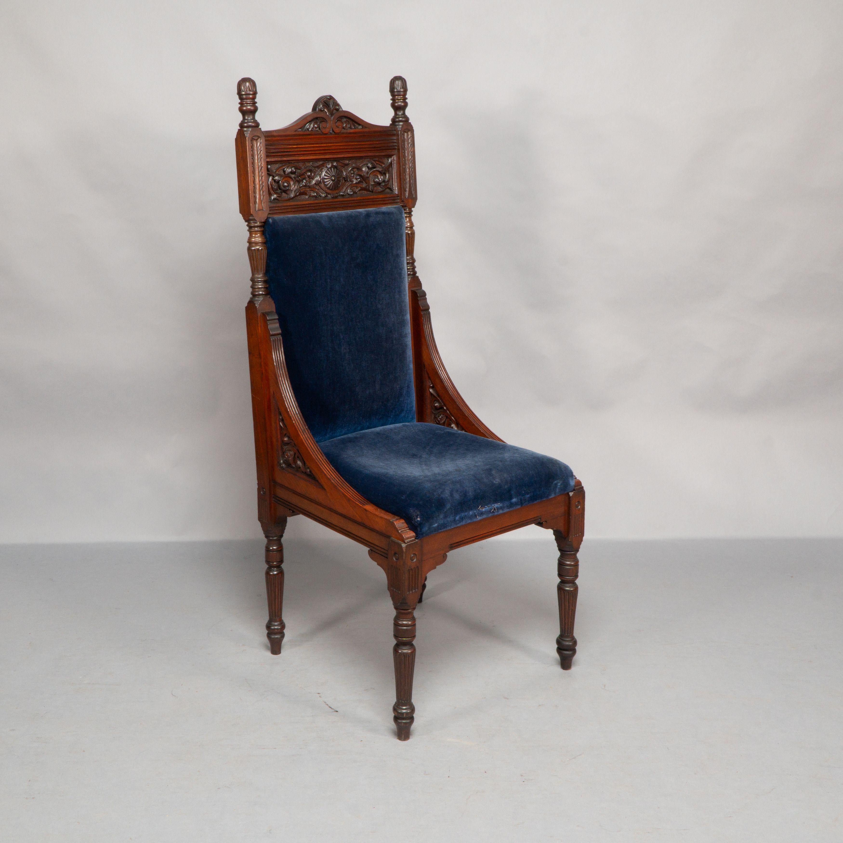 Noyer Bruce Talbert, attribué. Paire de chaises à dossier de style Aesthetic Movement en vente