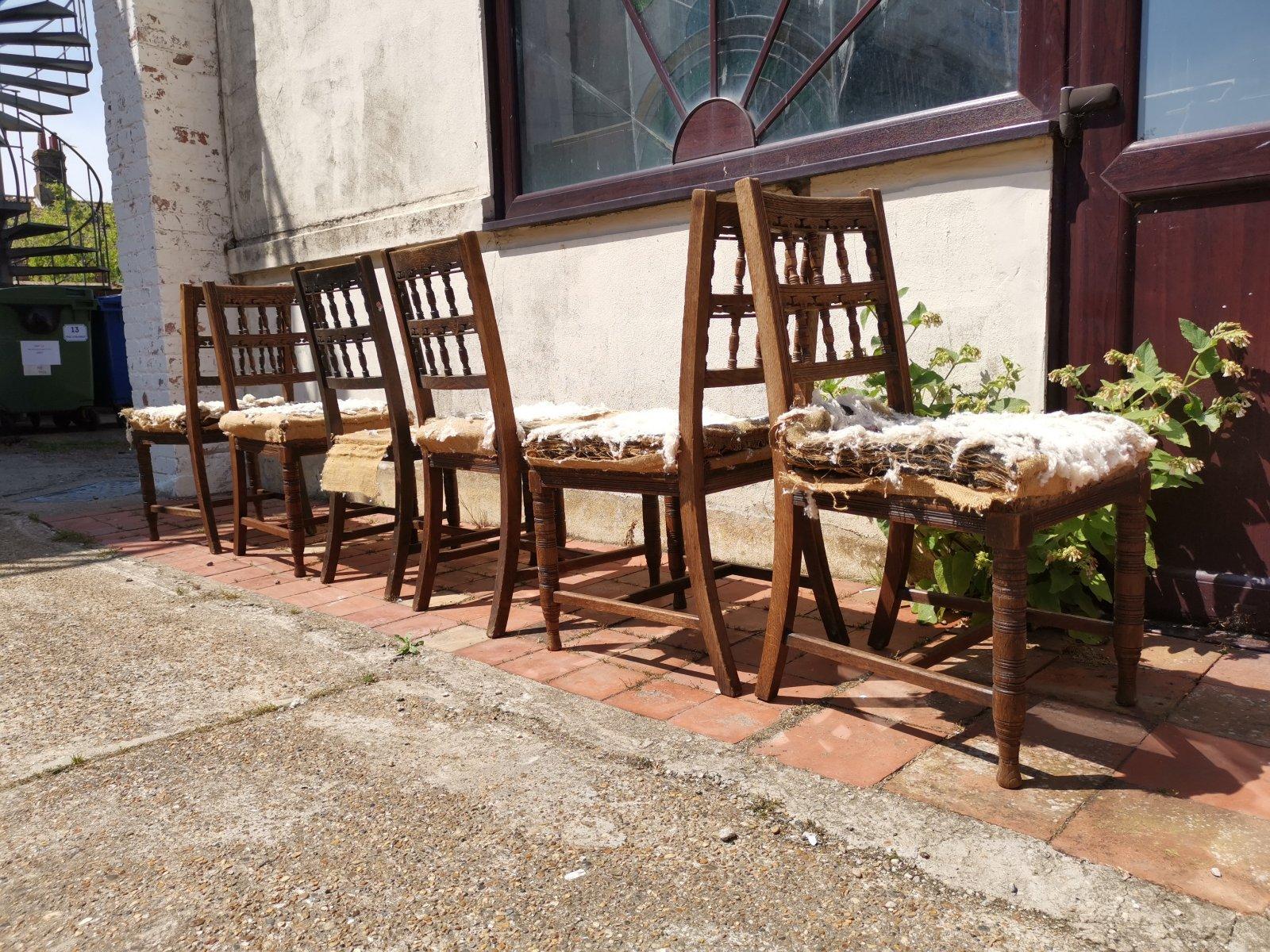 Fatto a mano Bruce Talbert, per Gillows Set di 6 sedie da pranzo inglesi Aesthetic Movement Oak in vendita