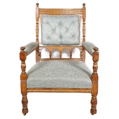 Bruce Talbert, estampado Gillows. Un sillón de roble tapizado del Aesthetic Movement.