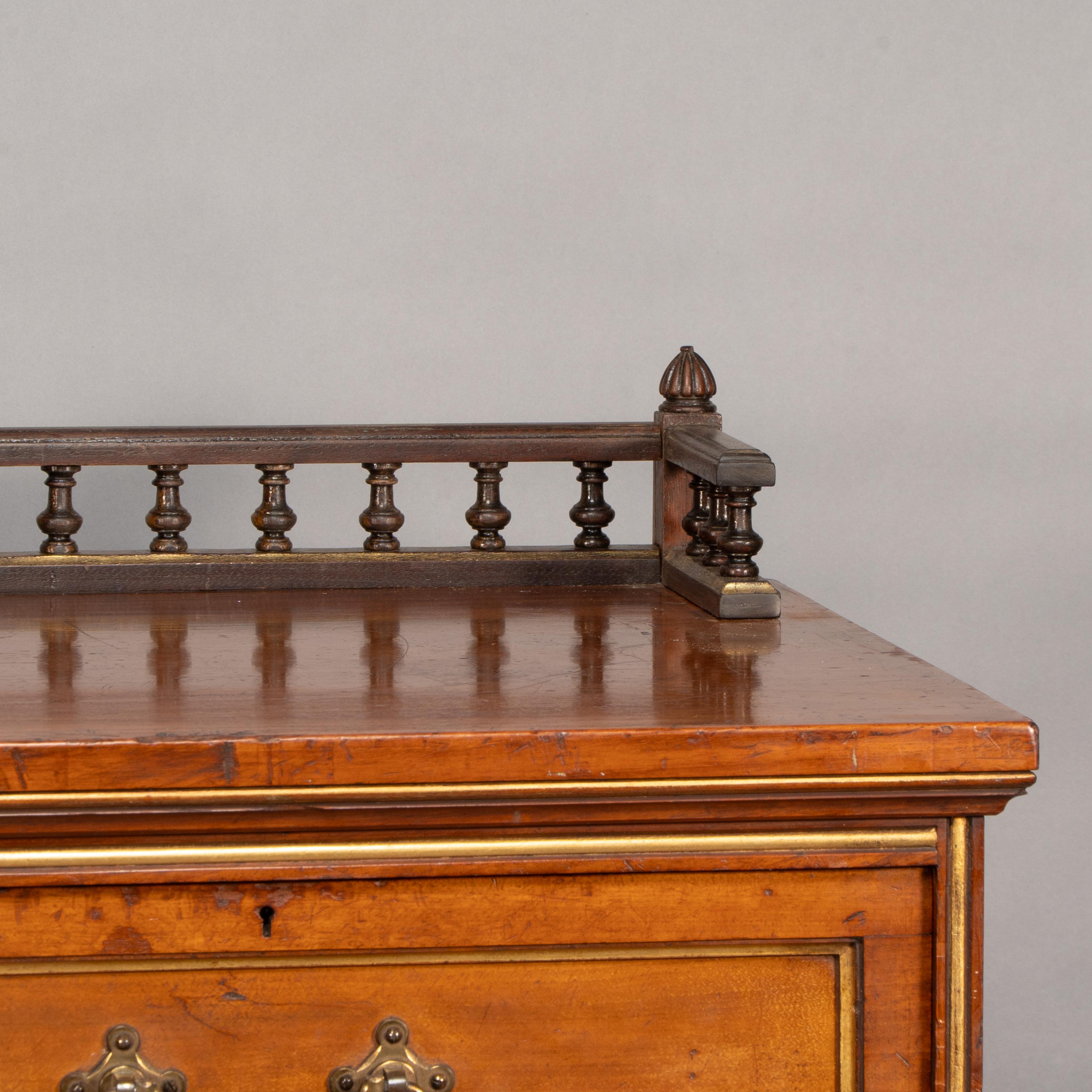Bruce Talbert. Gillows & Co: una rara cassettiera in noce dell'Aesthetic Movement in vendita 3