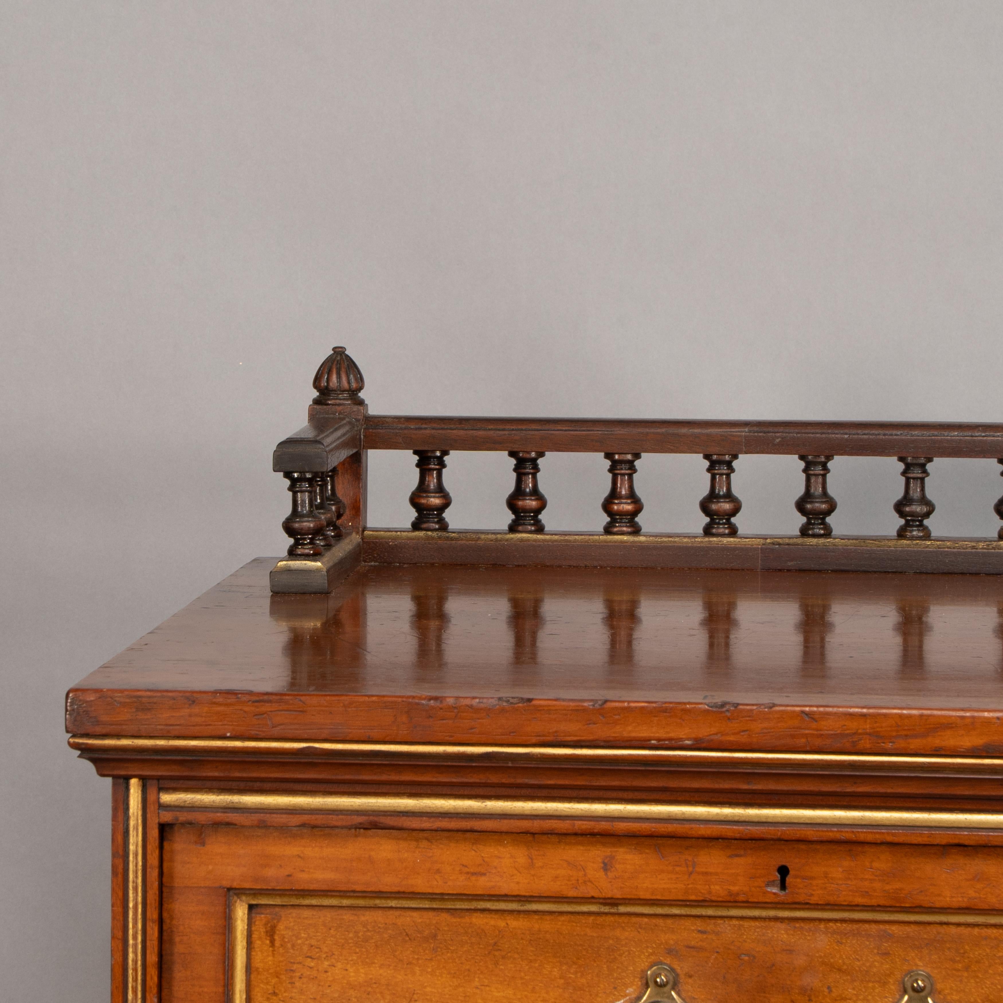 Bruce Talbert. Gillows & Co: una rara cassettiera in noce dell'Aesthetic Movement in vendita 5