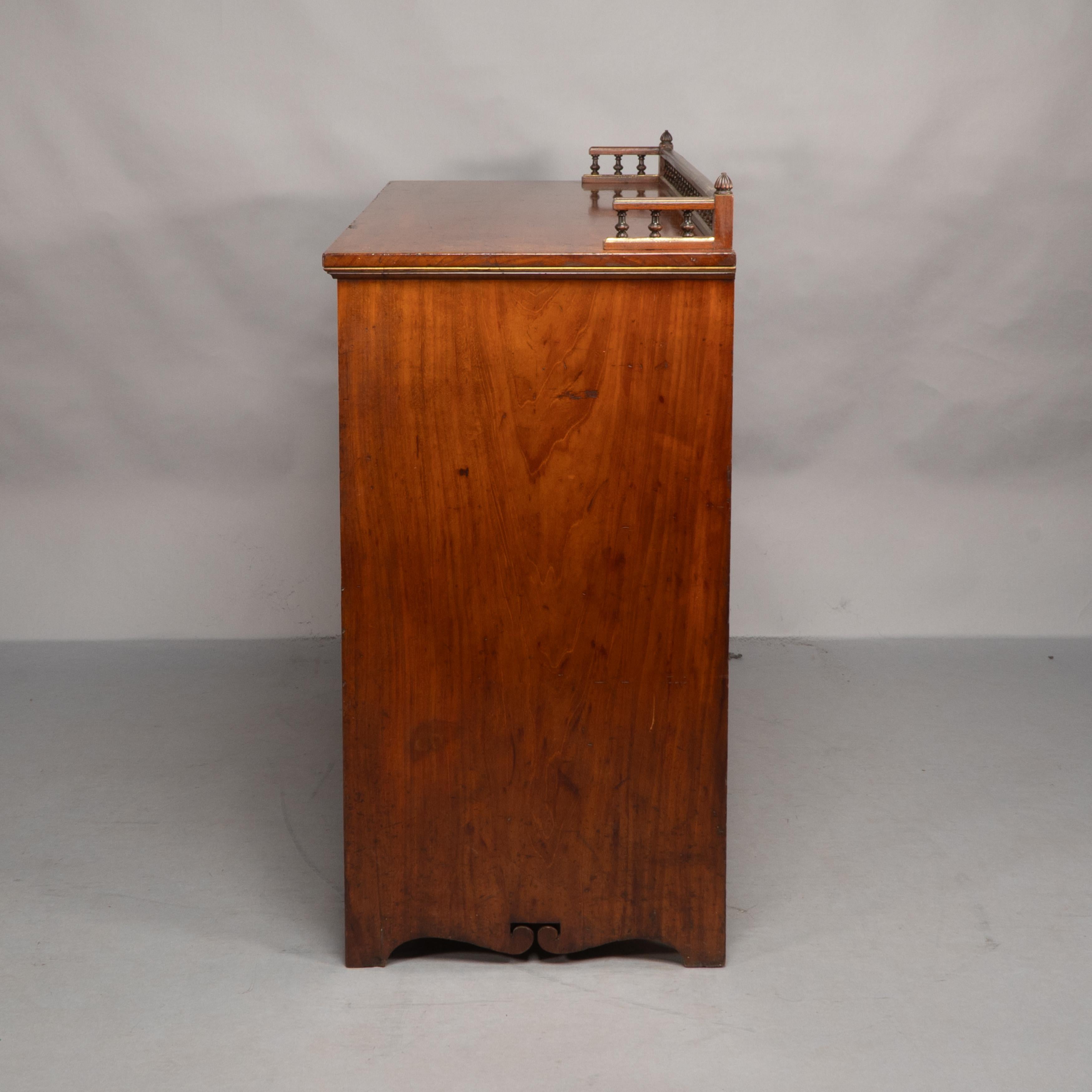 Bruce Talbert. Gillows & Co: una rara cassettiera in noce dell'Aesthetic Movement in vendita 7