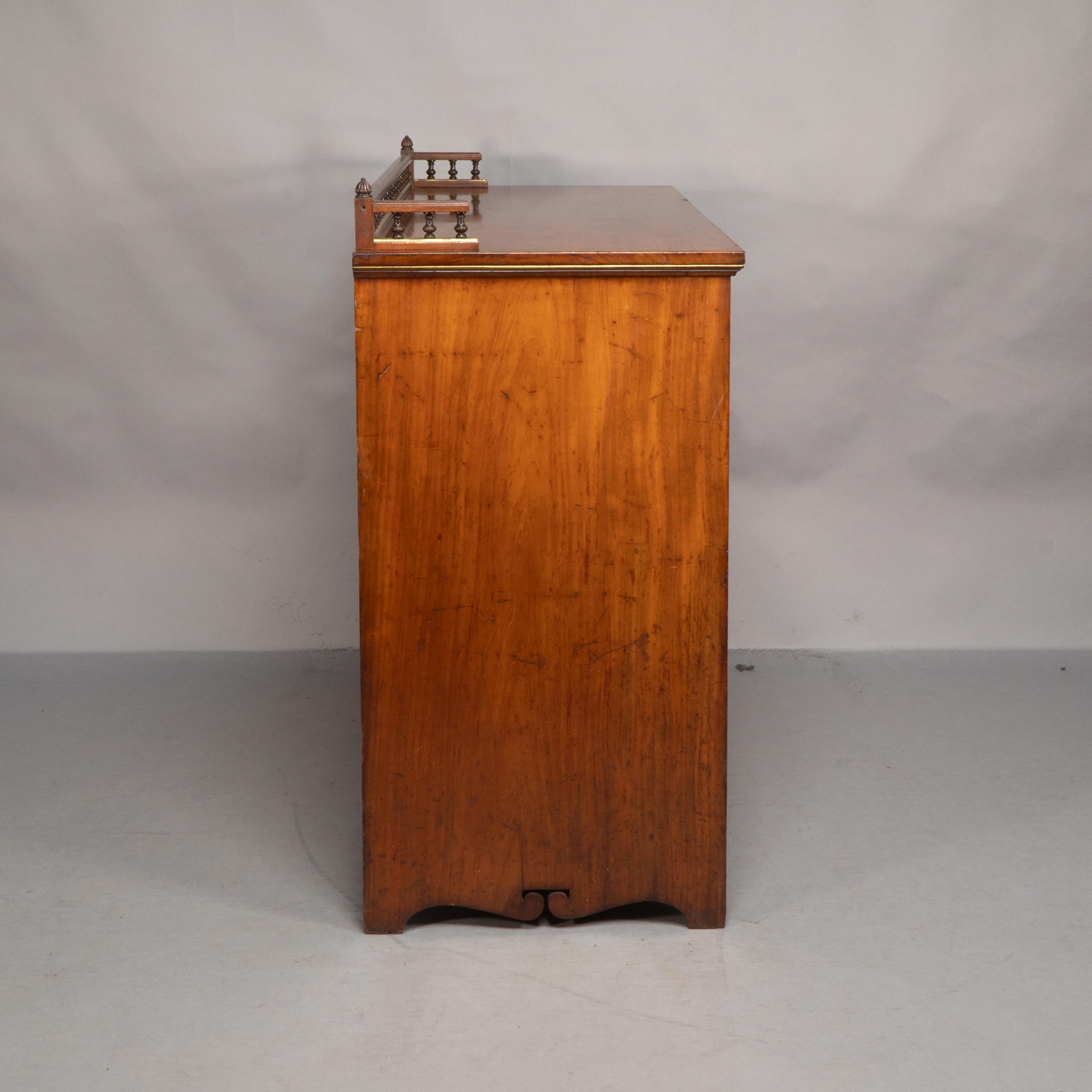 Bruce Talbert. Gillows & Co: una rara cassettiera in noce dell'Aesthetic Movement in vendita 9