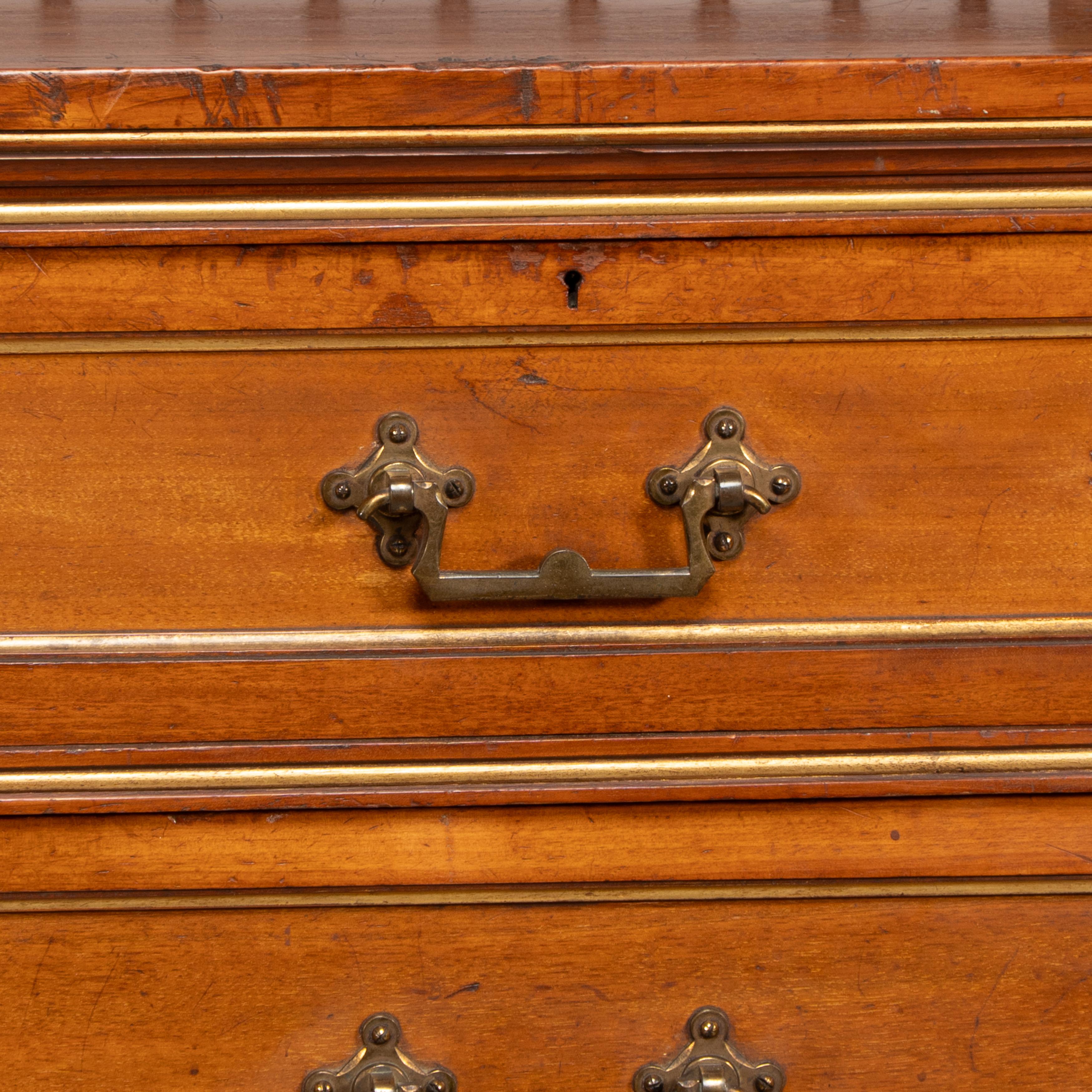 Bruce Talbert. Gillows & Co: una rara cassettiera in noce dell'Aesthetic Movement in vendita 1