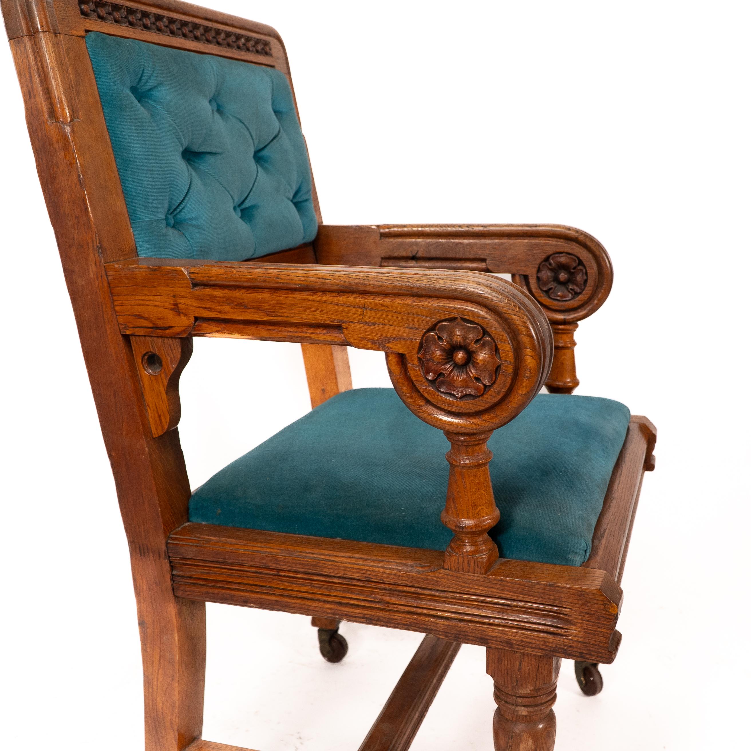 Bruce Talbert, Gillows, deux rares fauteuils en chêne de style néo-gothique, tapissés de bleu. en vente 2