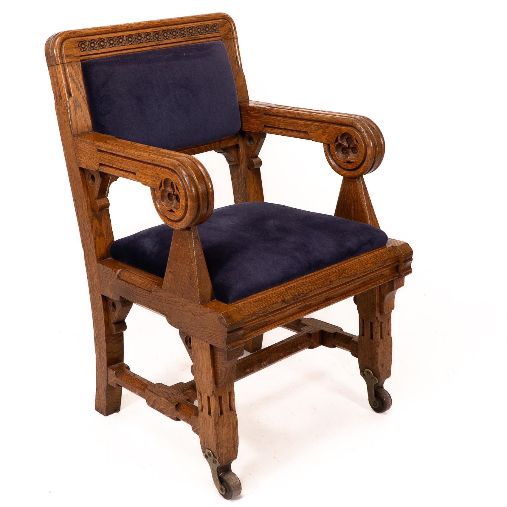 Bruce Talbert, Gillows, deux rares fauteuils en chêne de style néo-gothique, tapissés de bleu. en vente 3