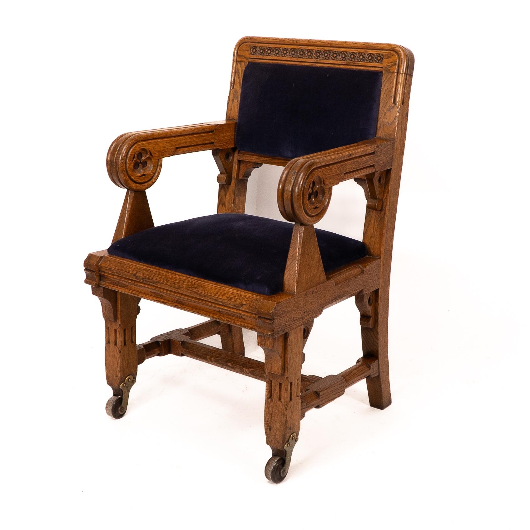 Bruce Talbert, Gillows, deux rares fauteuils en chêne de style néo-gothique, tapissés de bleu. en vente 5
