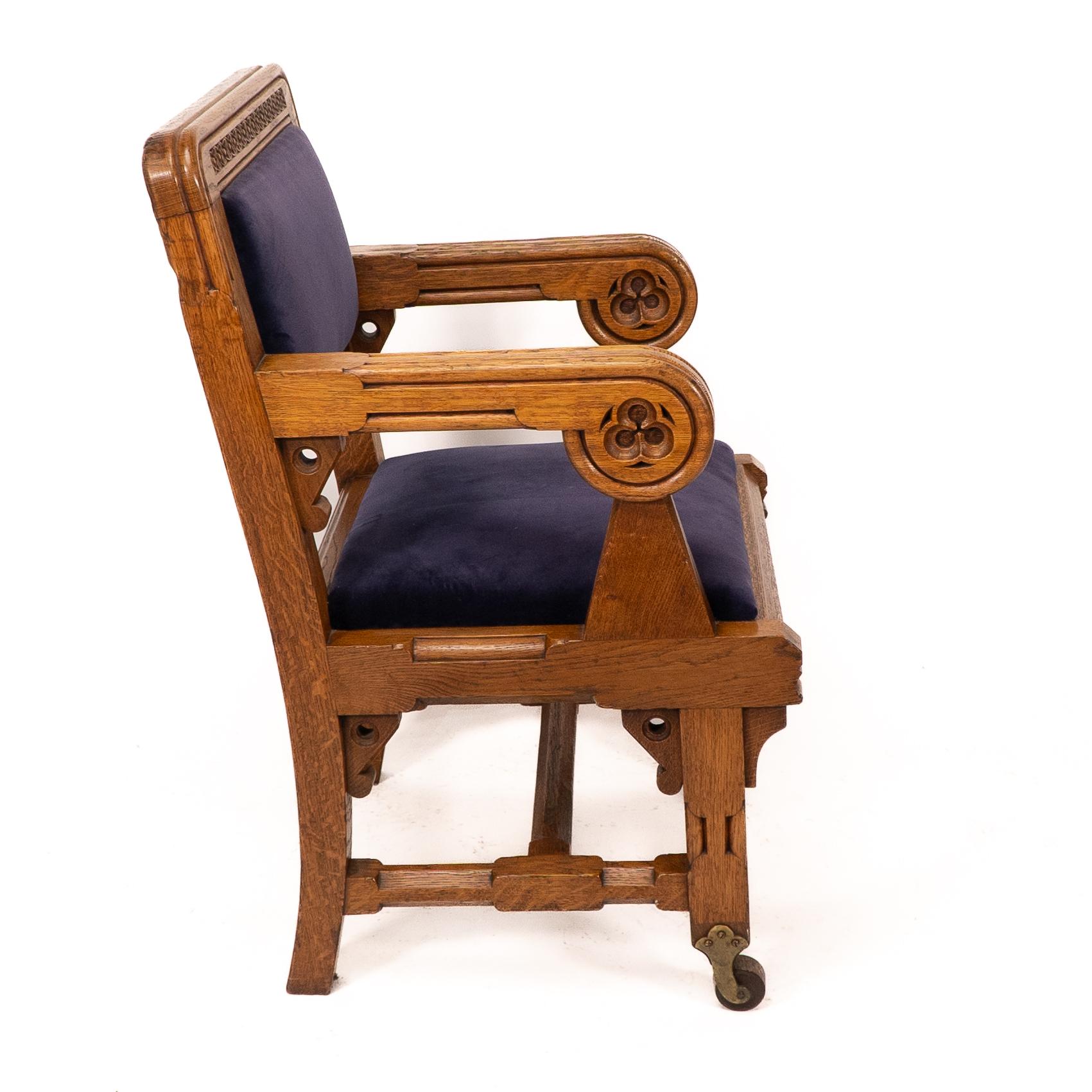 Bruce Talbert, Gillows, deux rares fauteuils en chêne de style néo-gothique, tapissés de bleu. en vente 6