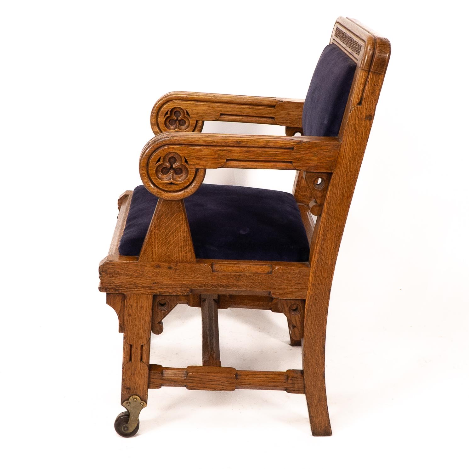 Bruce Talbert, Gillows, deux rares fauteuils en chêne de style néo-gothique, tapissés de bleu. en vente 7