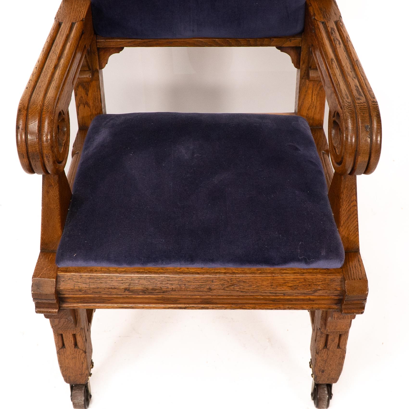 Bruce Talbert, Gillows, deux rares fauteuils en chêne de style néo-gothique, tapissés de bleu. en vente 10