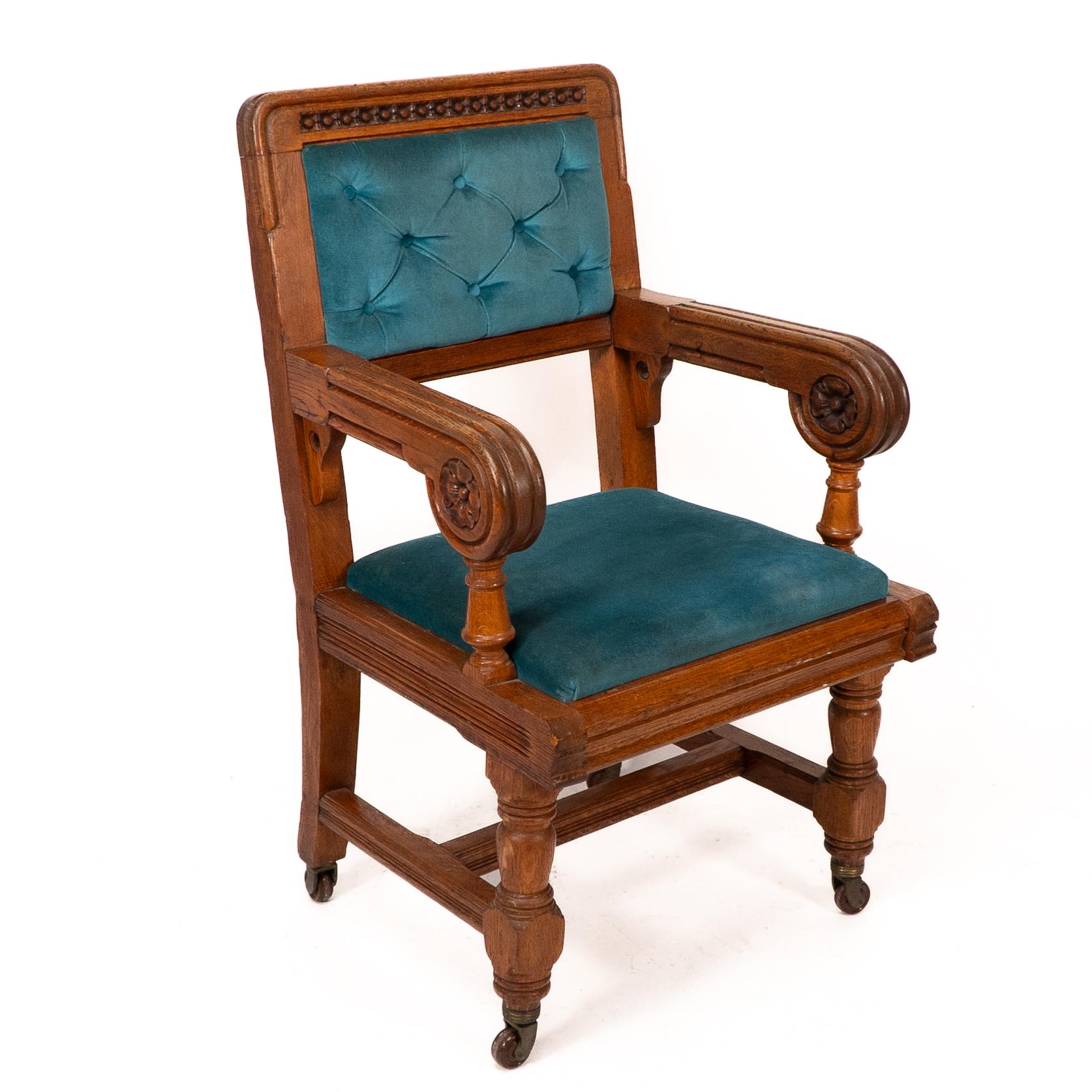 Néo-gothique Bruce Talbert, Gillows, deux rares fauteuils en chêne de style néo-gothique, tapissés de bleu. en vente