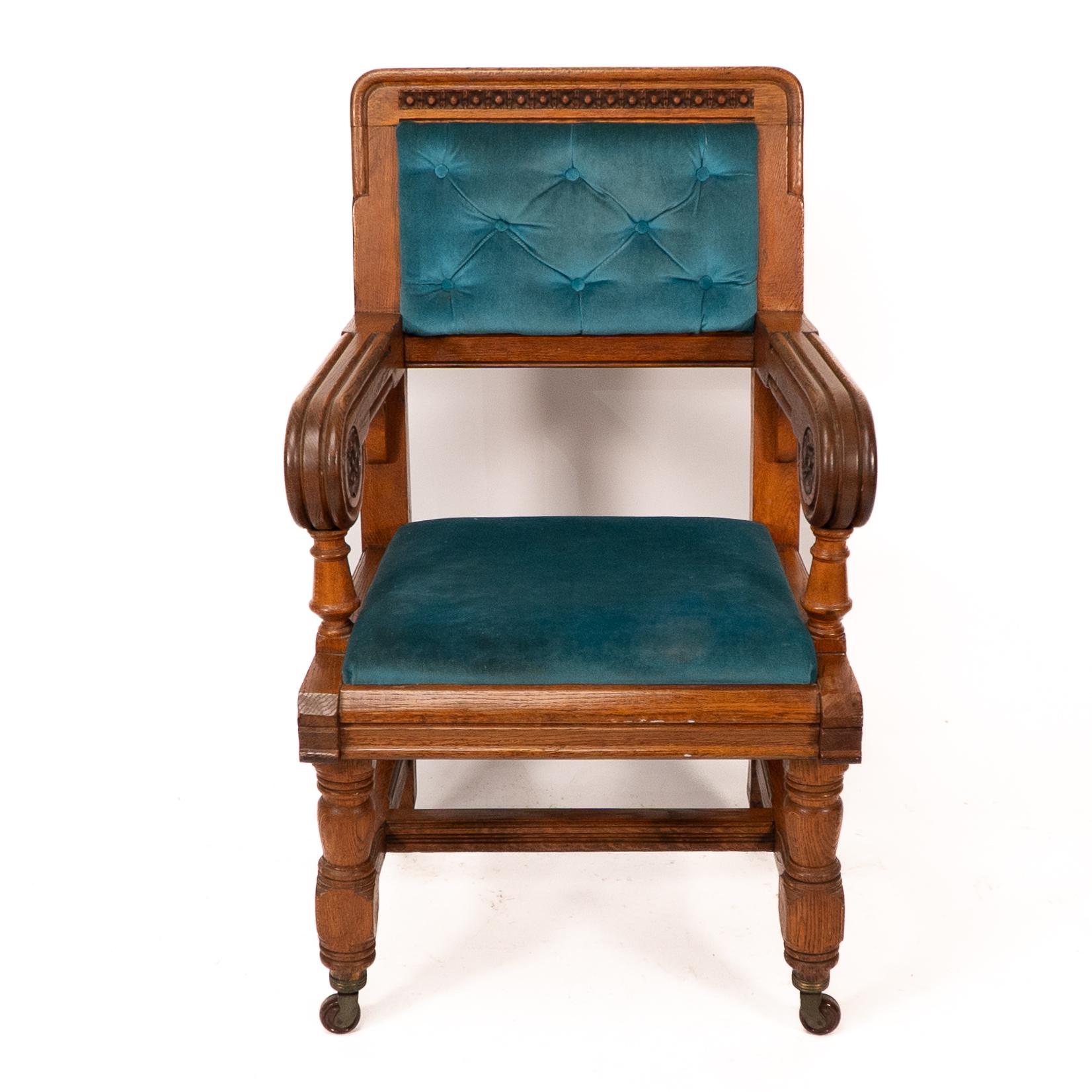Anglais Bruce Talbert, Gillows, deux rares fauteuils en chêne de style néo-gothique, tapissés de bleu. en vente