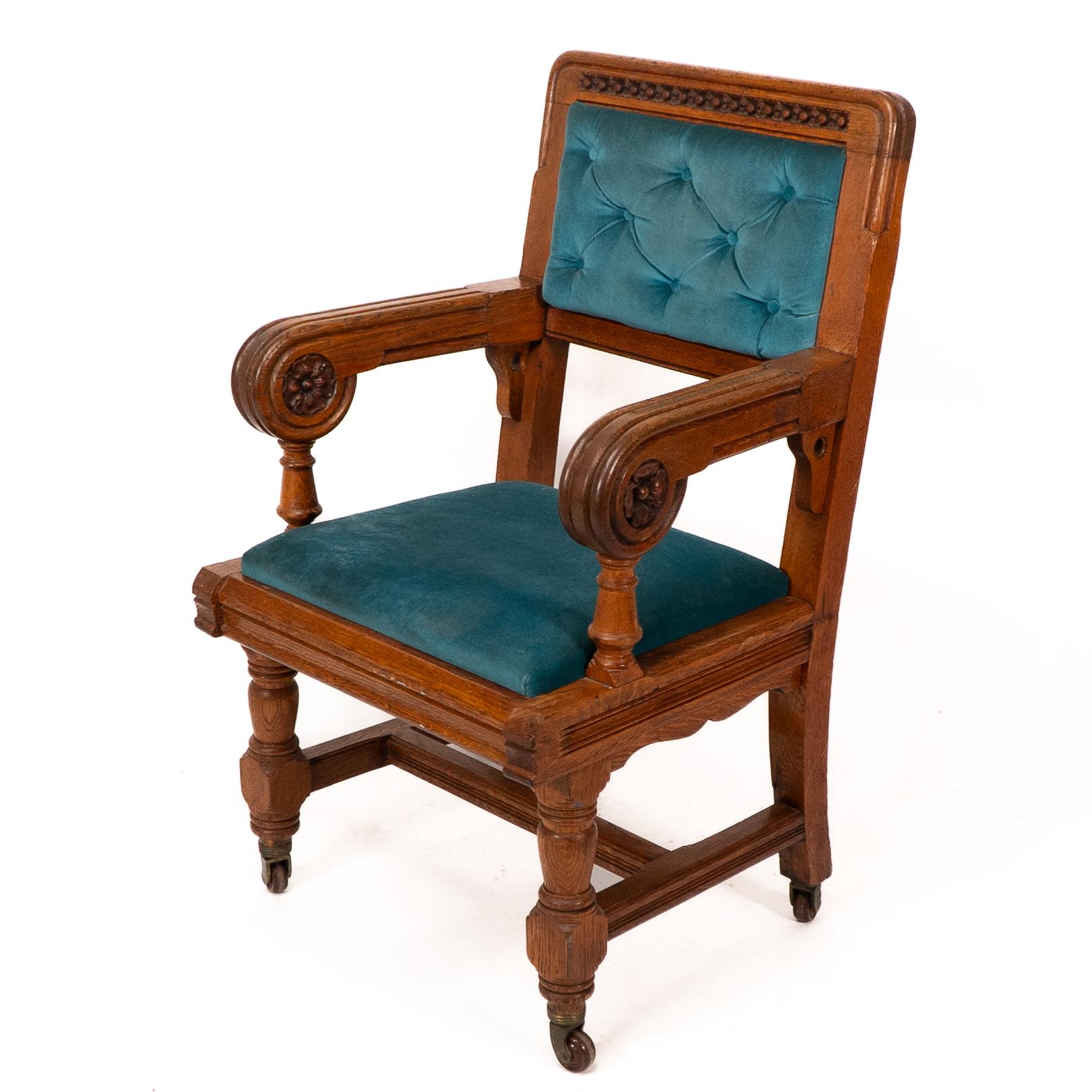 Sculpté à la main Bruce Talbert, Gillows, deux rares fauteuils en chêne de style néo-gothique, tapissés de bleu. en vente