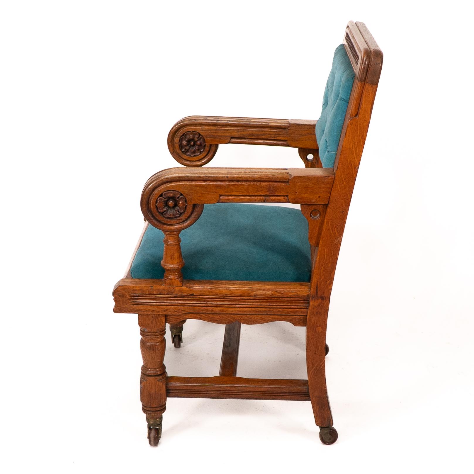 Milieu du XIXe siècle Bruce Talbert, Gillows, deux rares fauteuils en chêne de style néo-gothique, tapissés de bleu. en vente