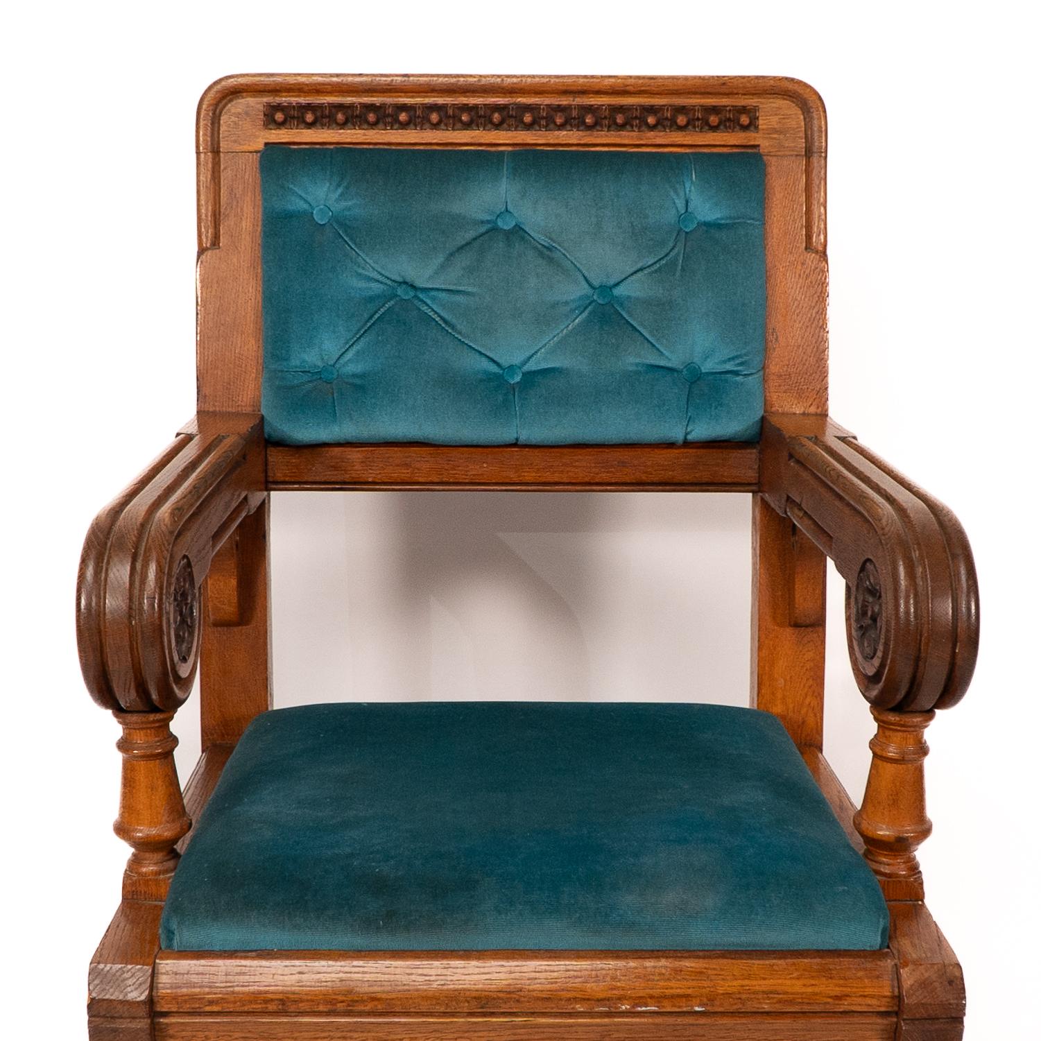 Chêne Bruce Talbert, Gillows, deux rares fauteuils en chêne de style néo-gothique, tapissés de bleu. en vente