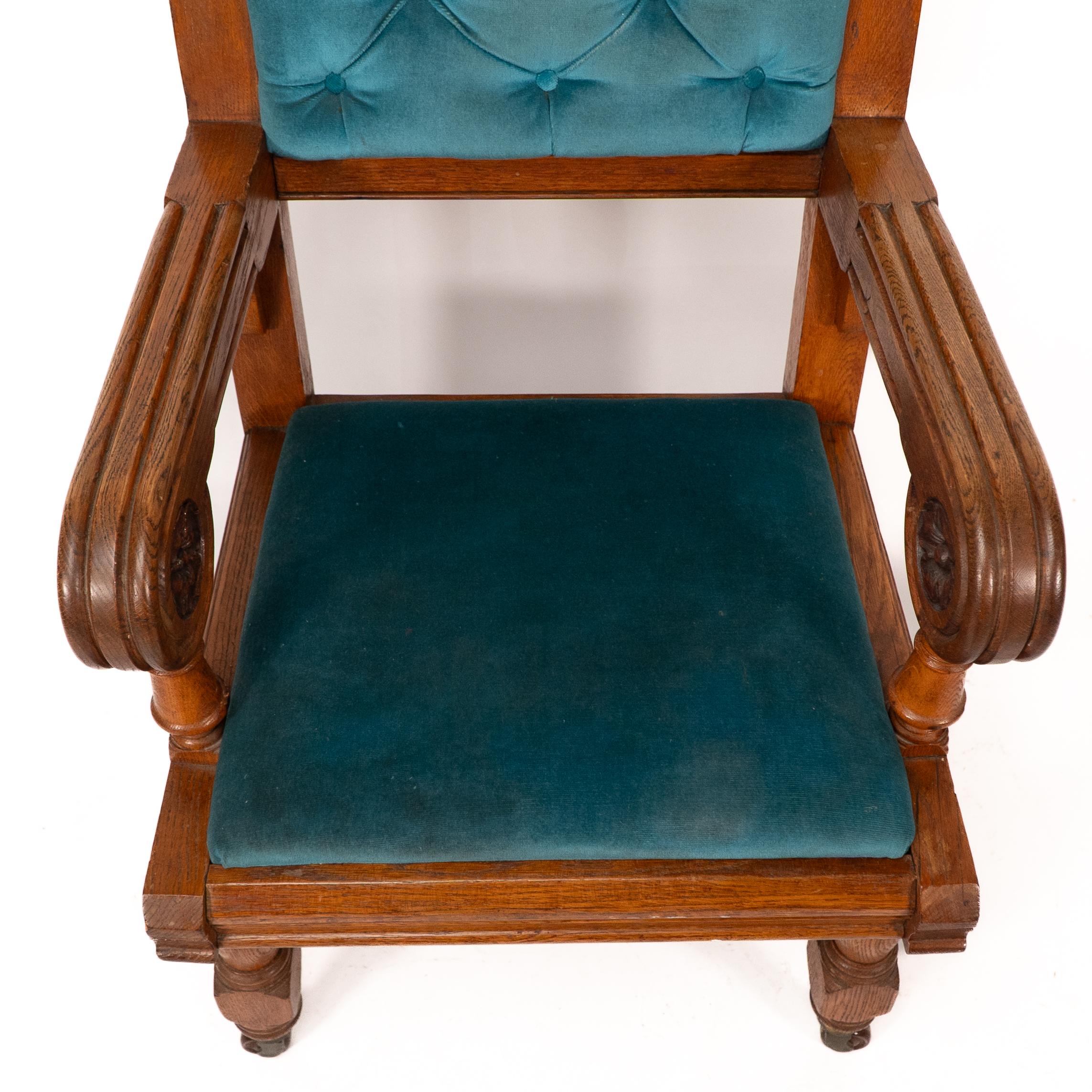 Bruce Talbert, Gillows, deux rares fauteuils en chêne de style néo-gothique, tapissés de bleu. en vente 1