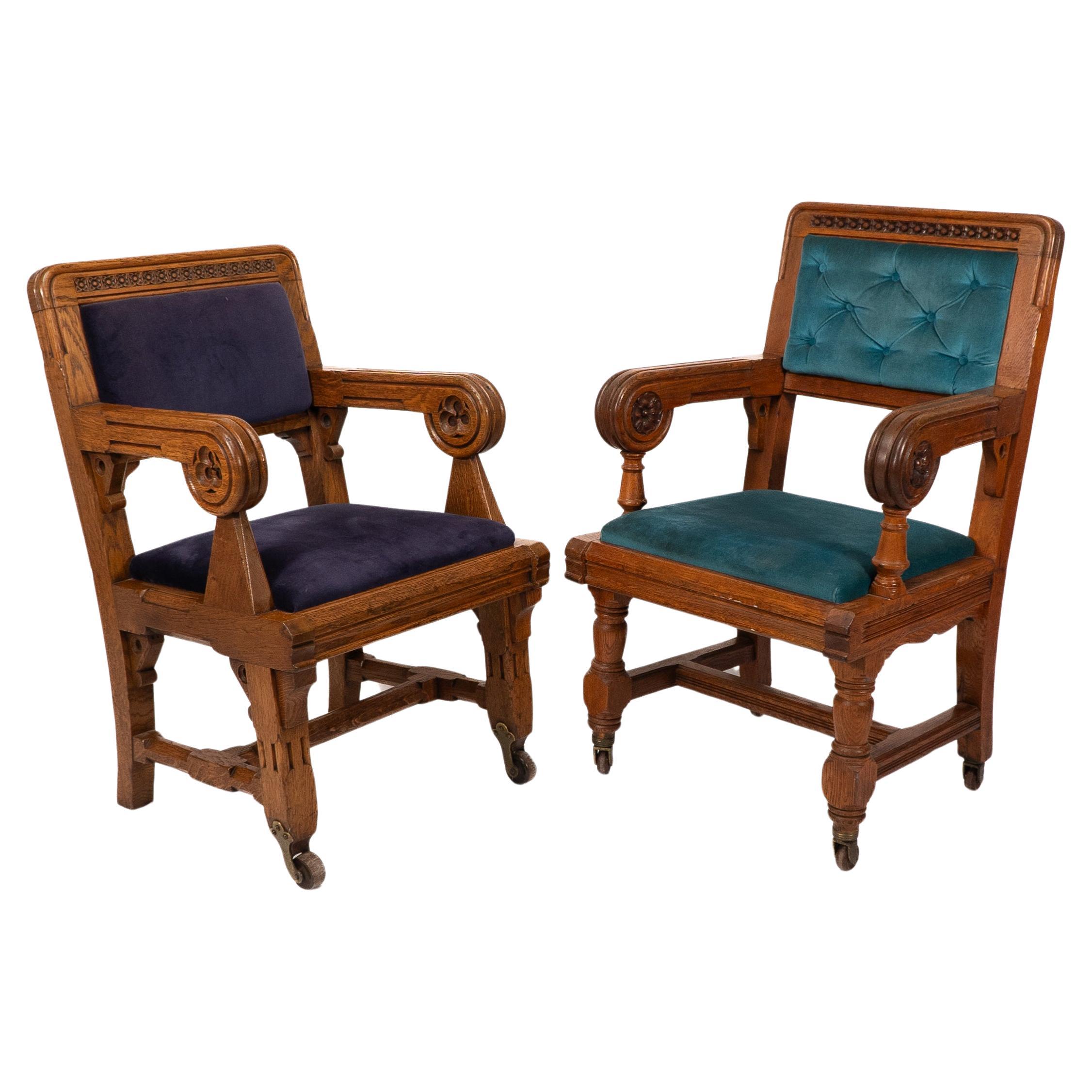 Bruce Talbert, Gillows, deux rares fauteuils en chêne de style néo-gothique, tapissés de bleu. en vente
