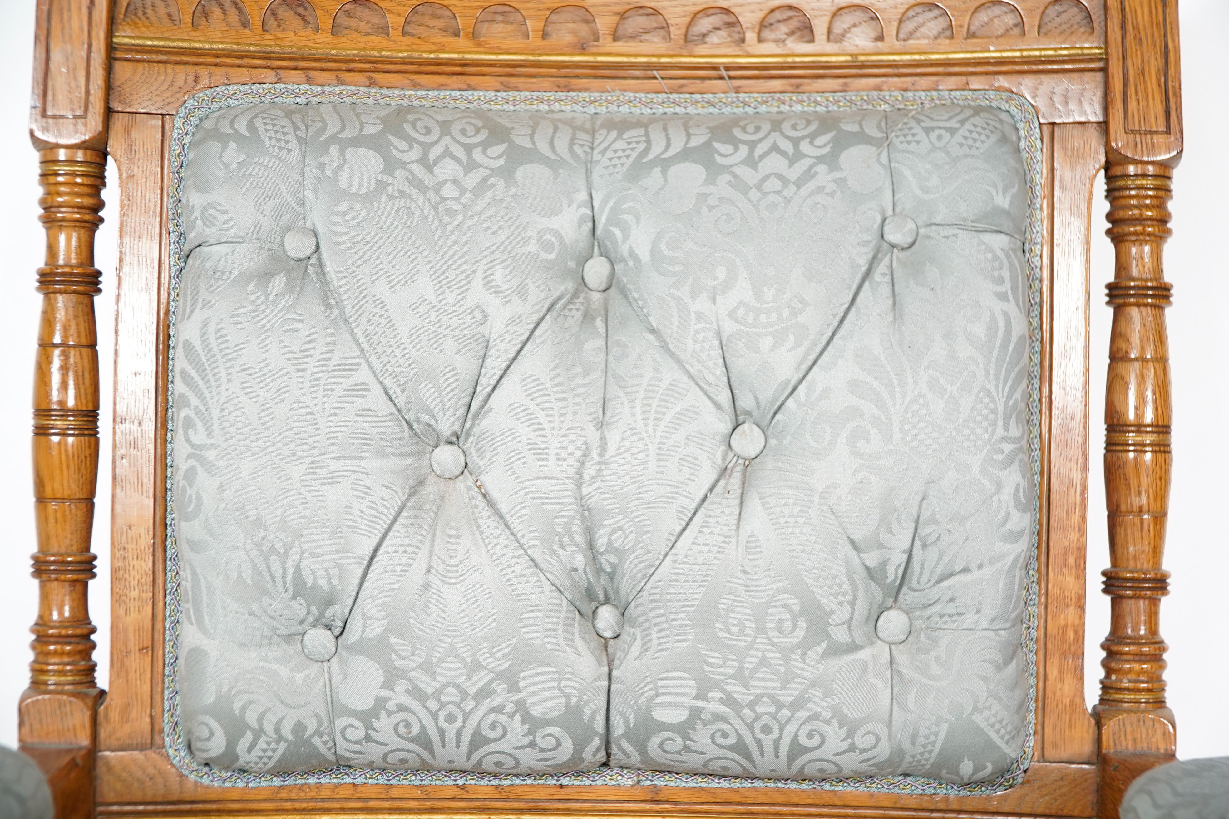 Bruce Talbert, estampado Gillows. Un sillón de roble tapizado del Aesthetic Movement. en venta 3