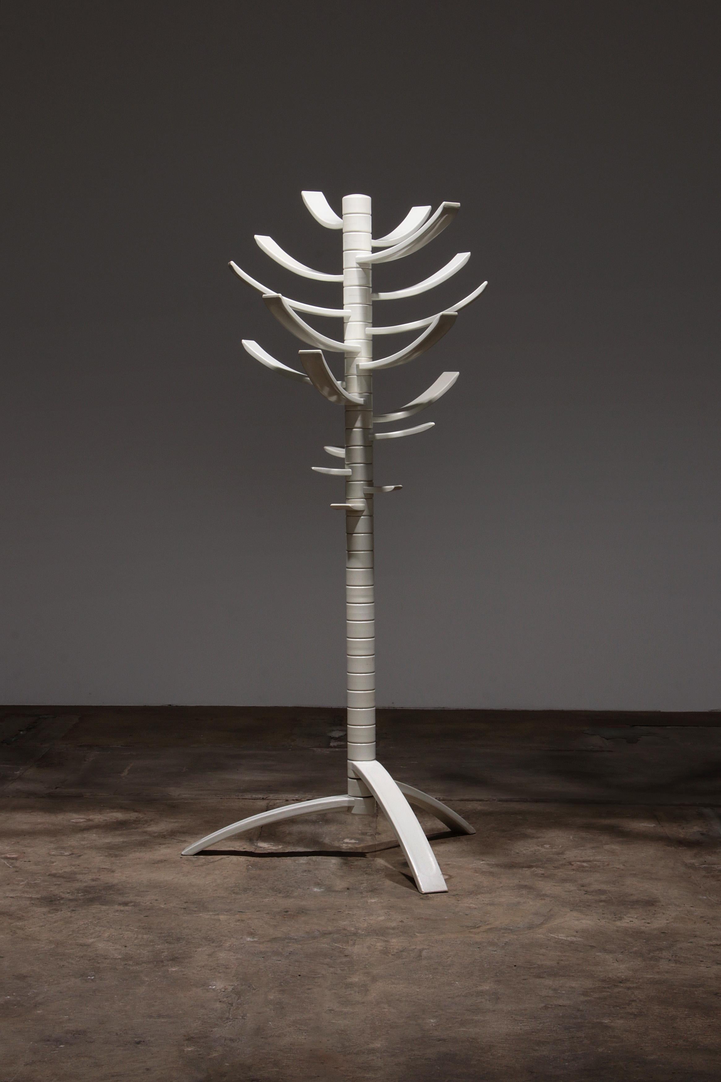 Découvrez l'élégance intemporelle et la fonctionnalité du porte-manteau sculptural 