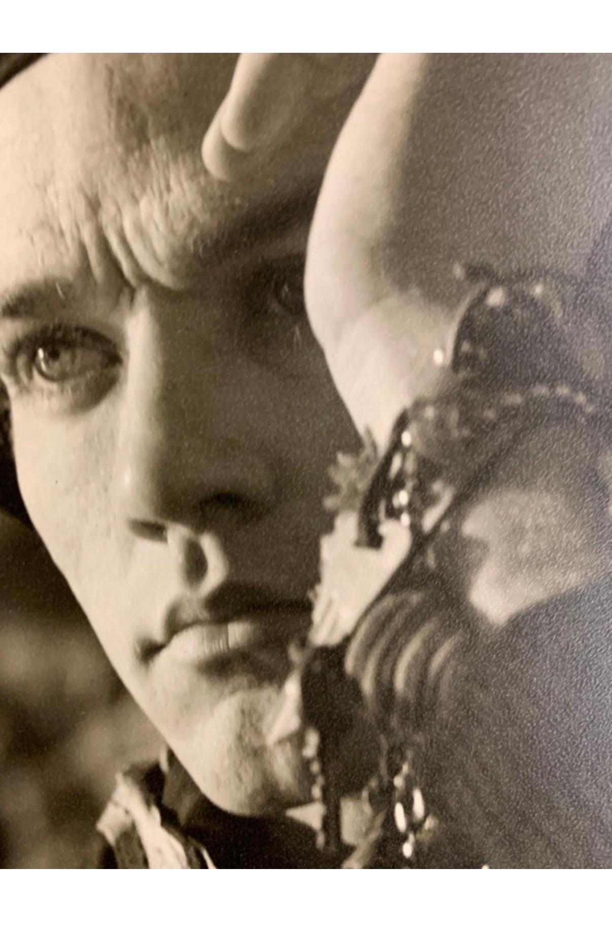 Rare série de photographies originales de Bruce Weber - pas de tirages. La provenance de ces objets est indiquée au dos, comme le montre la suite de photos ci-dessous. Les photos ont été prises par M. Weber à Los Angeles en 1987, comme le précise