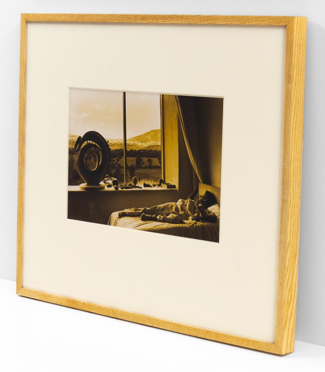Calvin Klein sul letto di Georgia O'Keeffe - Photograph Contemporaneo di Bruce Weber