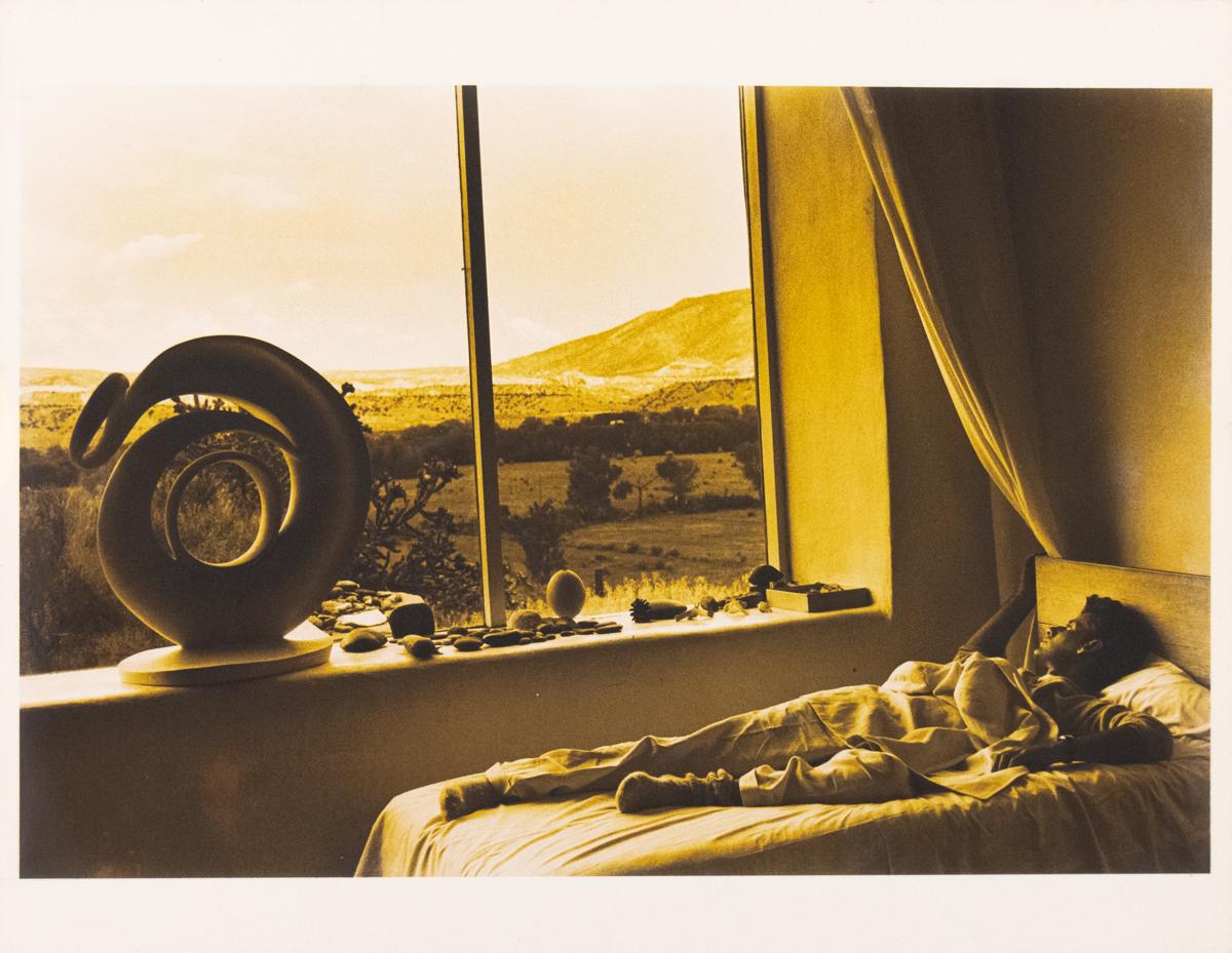 Calvin Klein sul letto di Georgia O'Keeffe in vendita 2