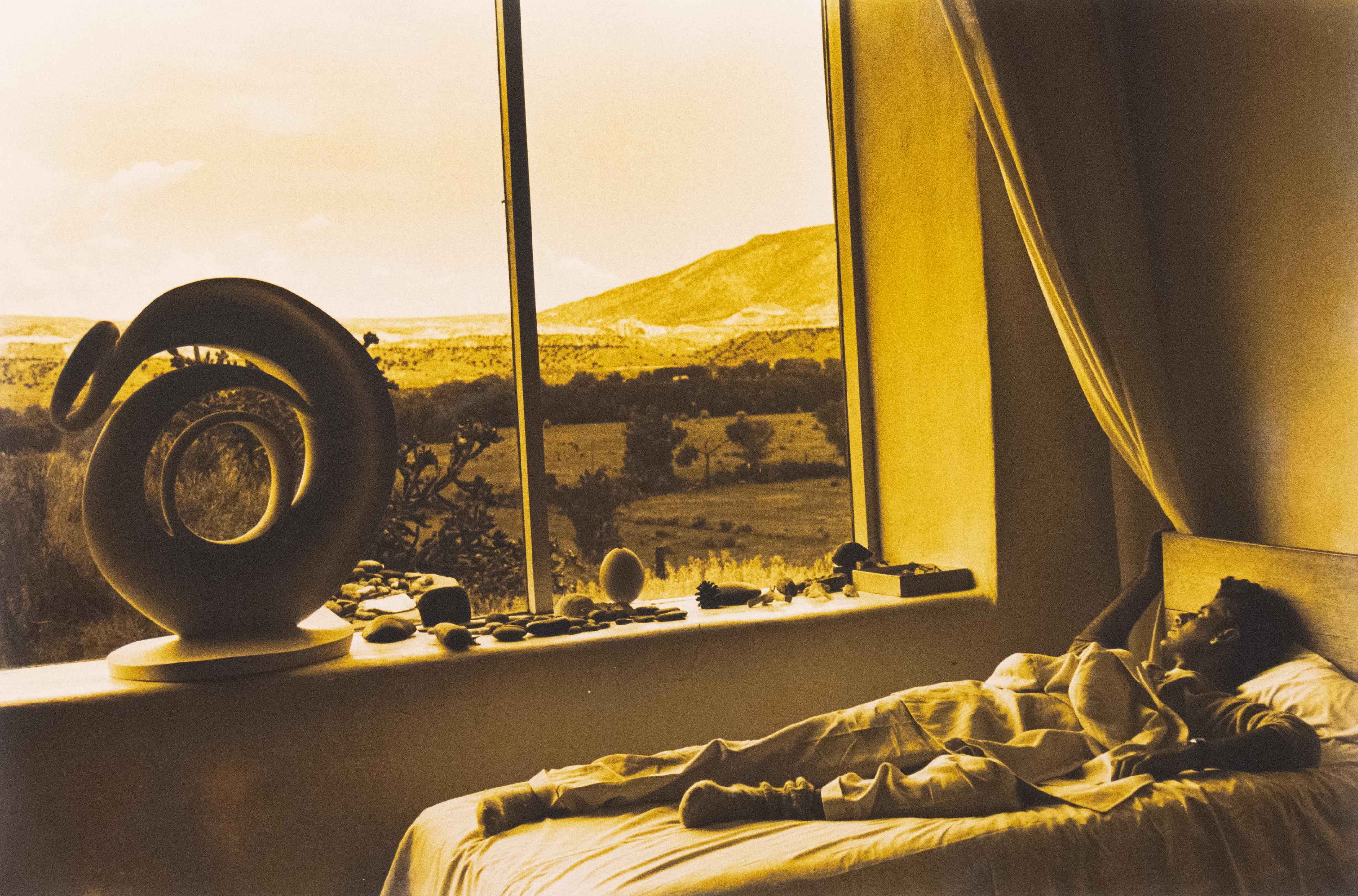 Calvin Klein sul letto di Georgia O'Keeffe - Photograph di Bruce Weber