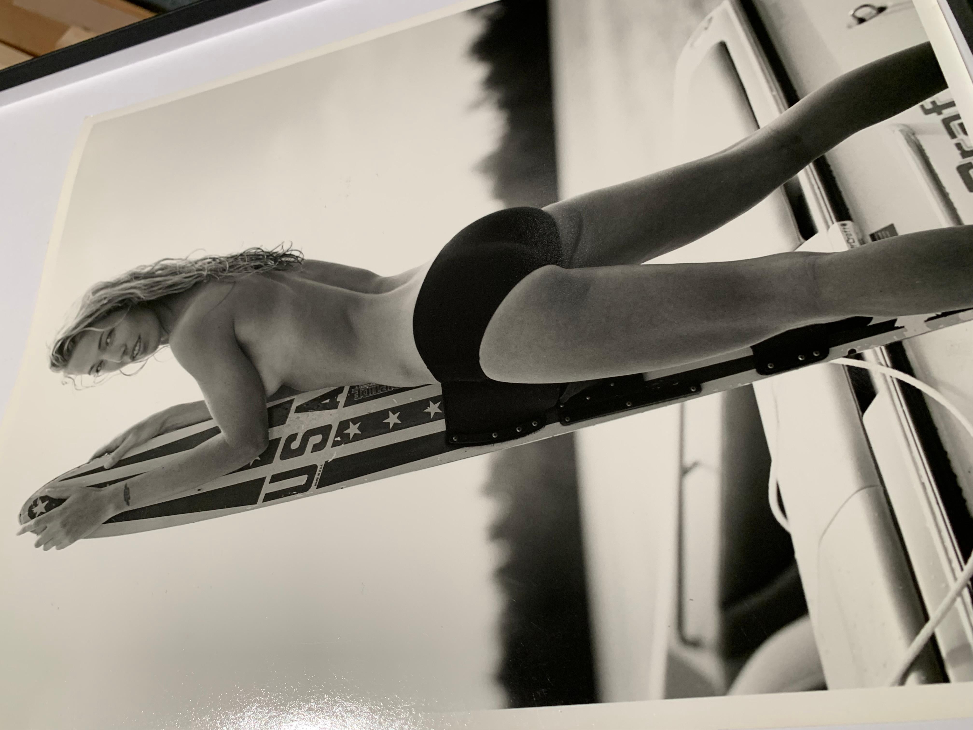 Elaine IRWIN Mellencamp avec une planche de surf ; session Pirelli pour le Pirelli 1998 - Photograph de Bruce Weber