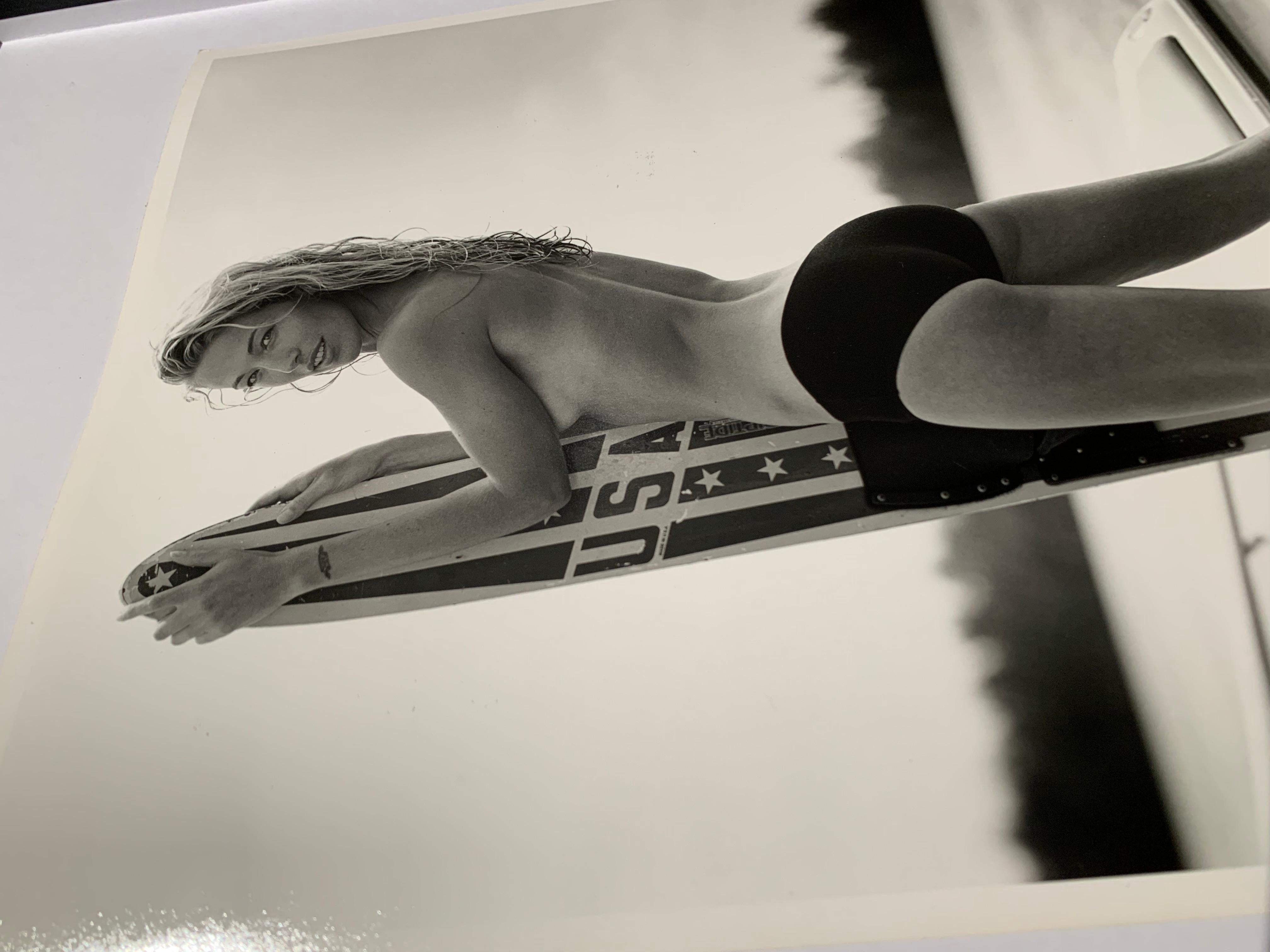 Elaine IRWIN Mellencamp avec une planche de surf ; session Pirelli pour le Pirelli 1998 - Beige Nude Photograph par Bruce Weber
