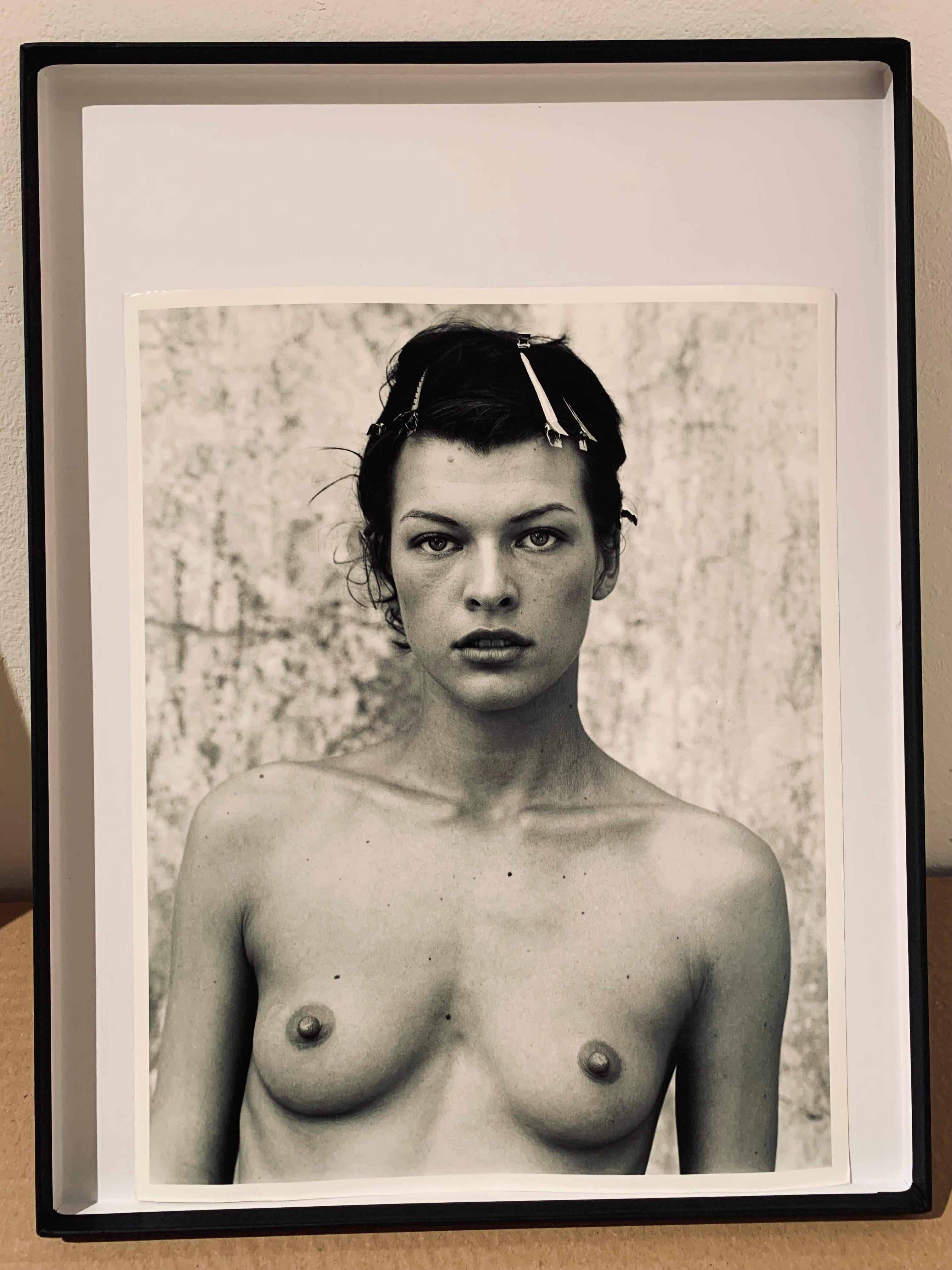 Milla Jovovich, Portrait nu, session Pirelli (1997) pour le Pirelli Cal 1998 ( - Photograph de Bruce Weber