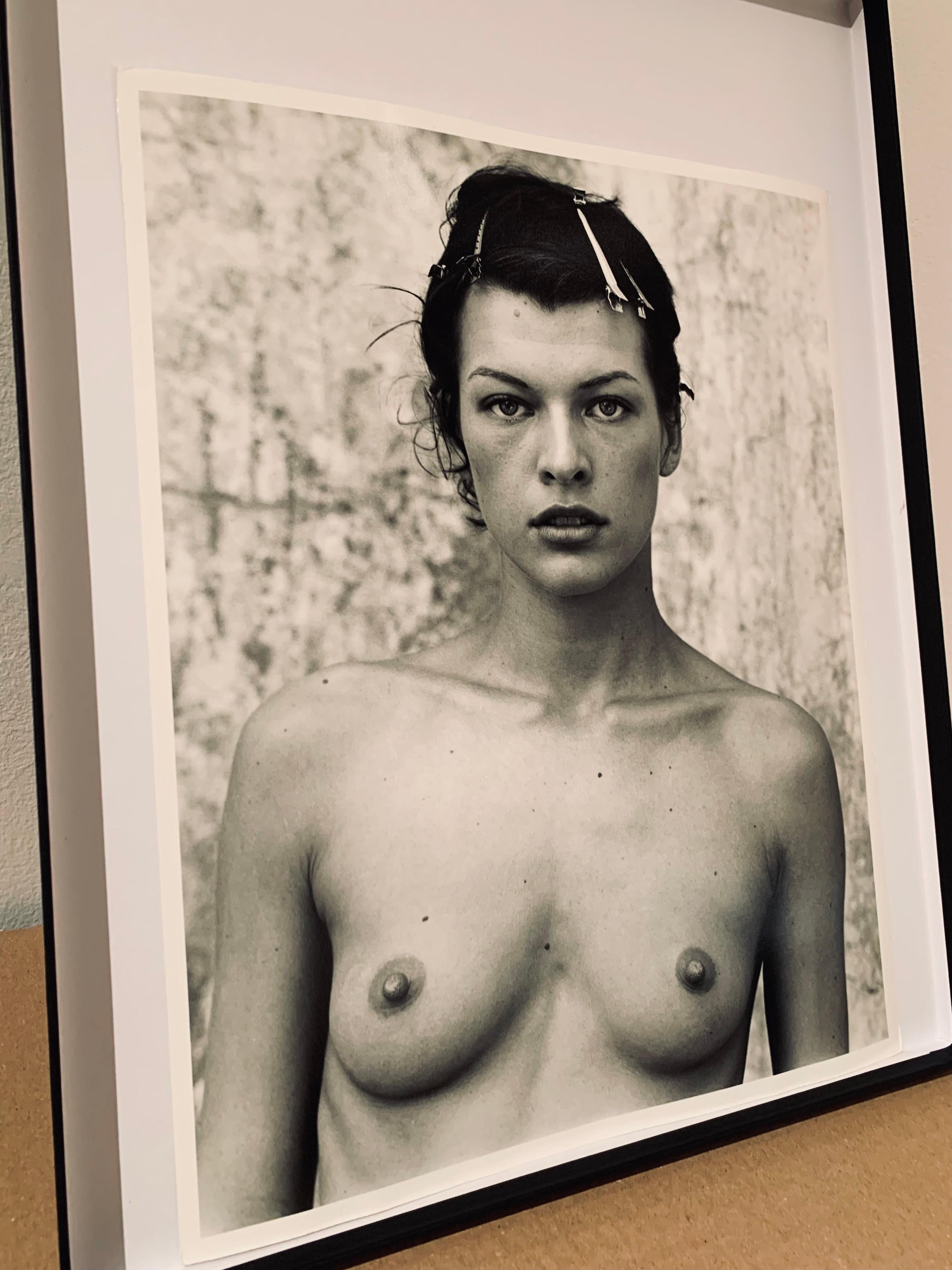 Milla Jovovich, Portrait nu, session Pirelli (1997) pour le Pirelli Cal 1998 ( - Contemporain Photograph par Bruce Weber