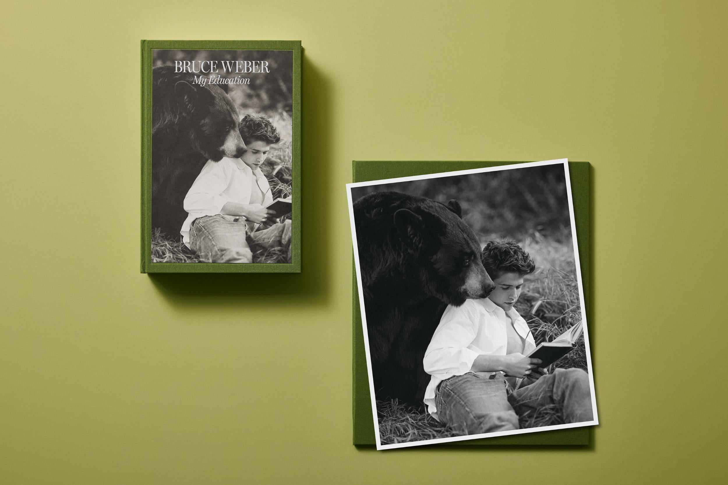 Meine Ausbildung. Limitierter signierter Druck, Michael St. Pierre mit Bonkers '04 & Buch – Print von Bruce Weber