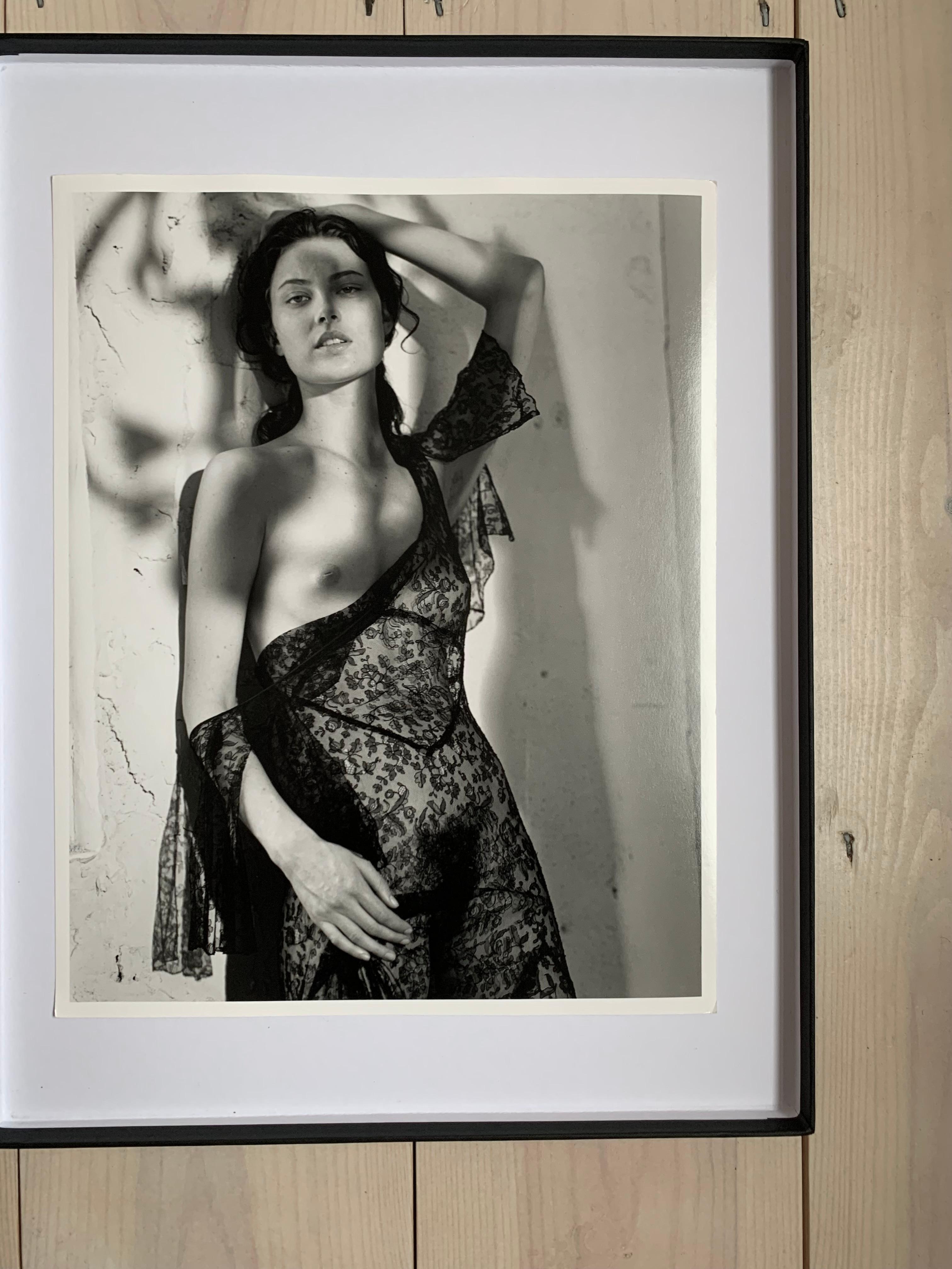 Shalom Harlow en robe de dentelle - Séance Pirelli (1997) pour le Pirelli Cal 1998 - Photograph de Bruce Weber