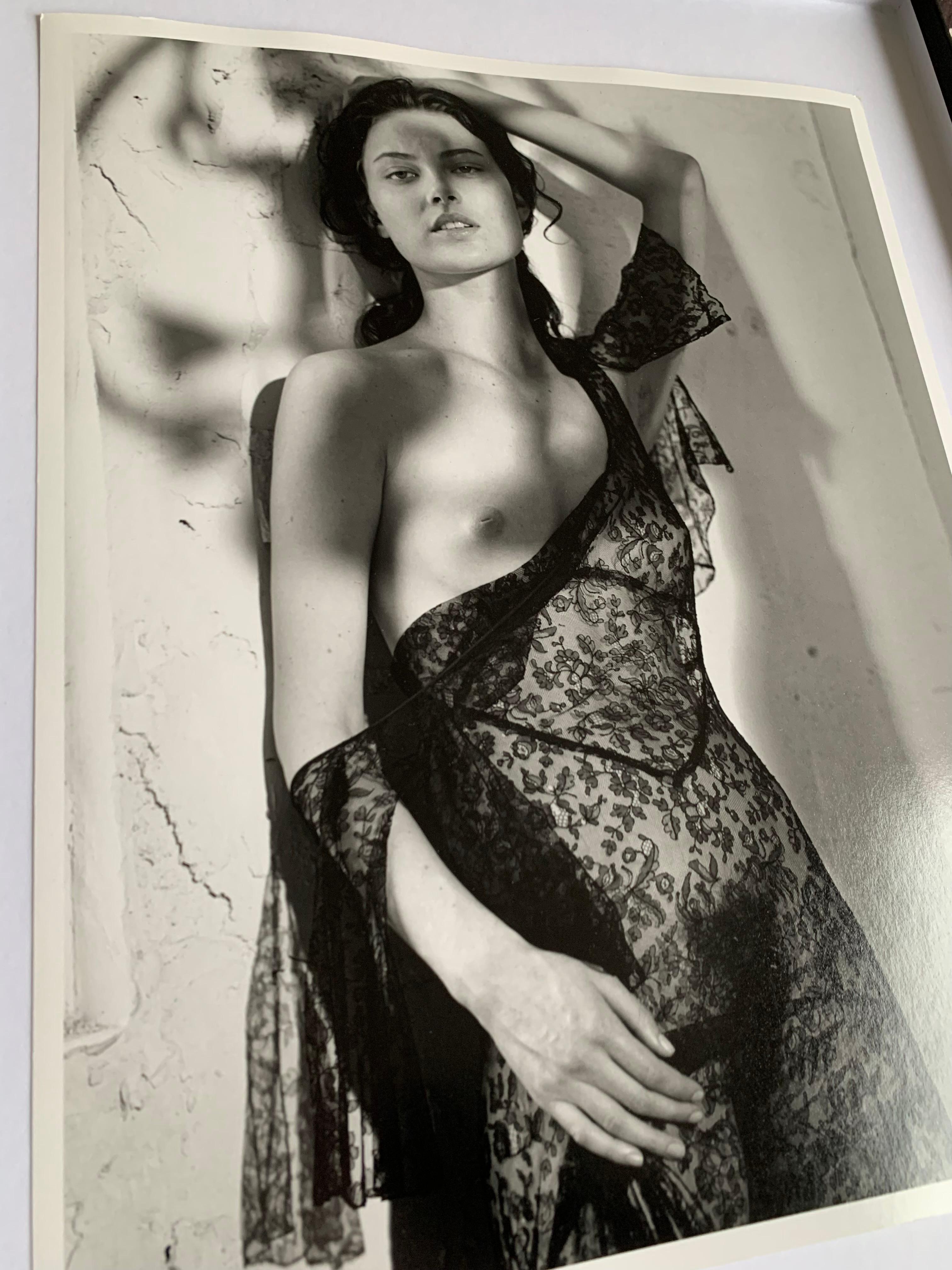 Shalom Harlow en robe de dentelle - Séance Pirelli (1997) pour le Pirelli Cal 1998 - Contemporain Photograph par Bruce Weber