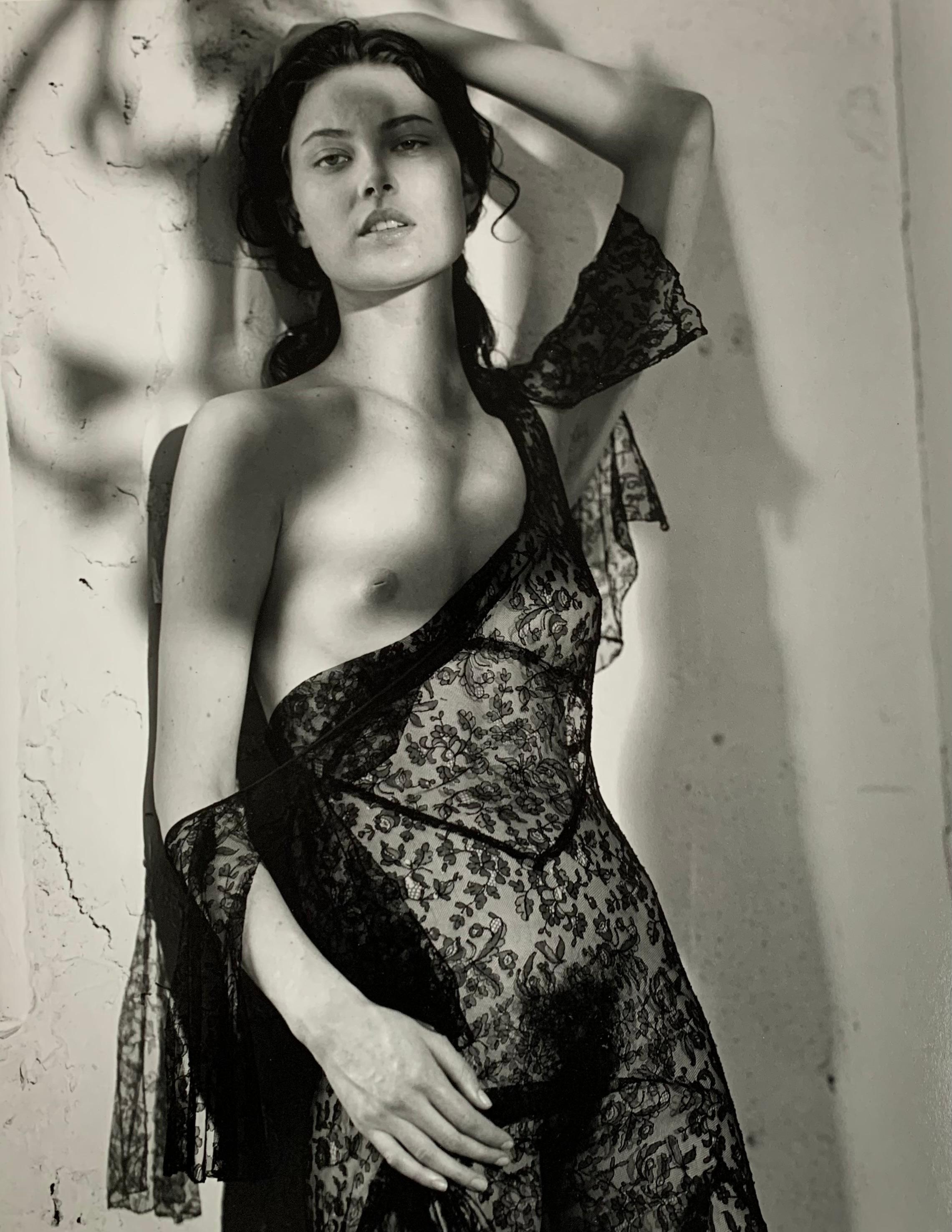 Black and White Photograph Bruce Weber - Shalom Harlow en robe de dentelle - Séance Pirelli (1997) pour le Pirelli Cal 1998