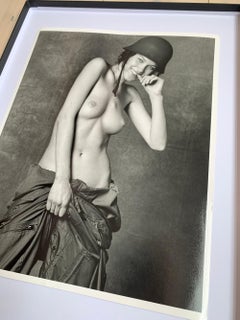 Shalom Harlow; Topless en traje militar - Sesión Pirelli (1997) para 1998