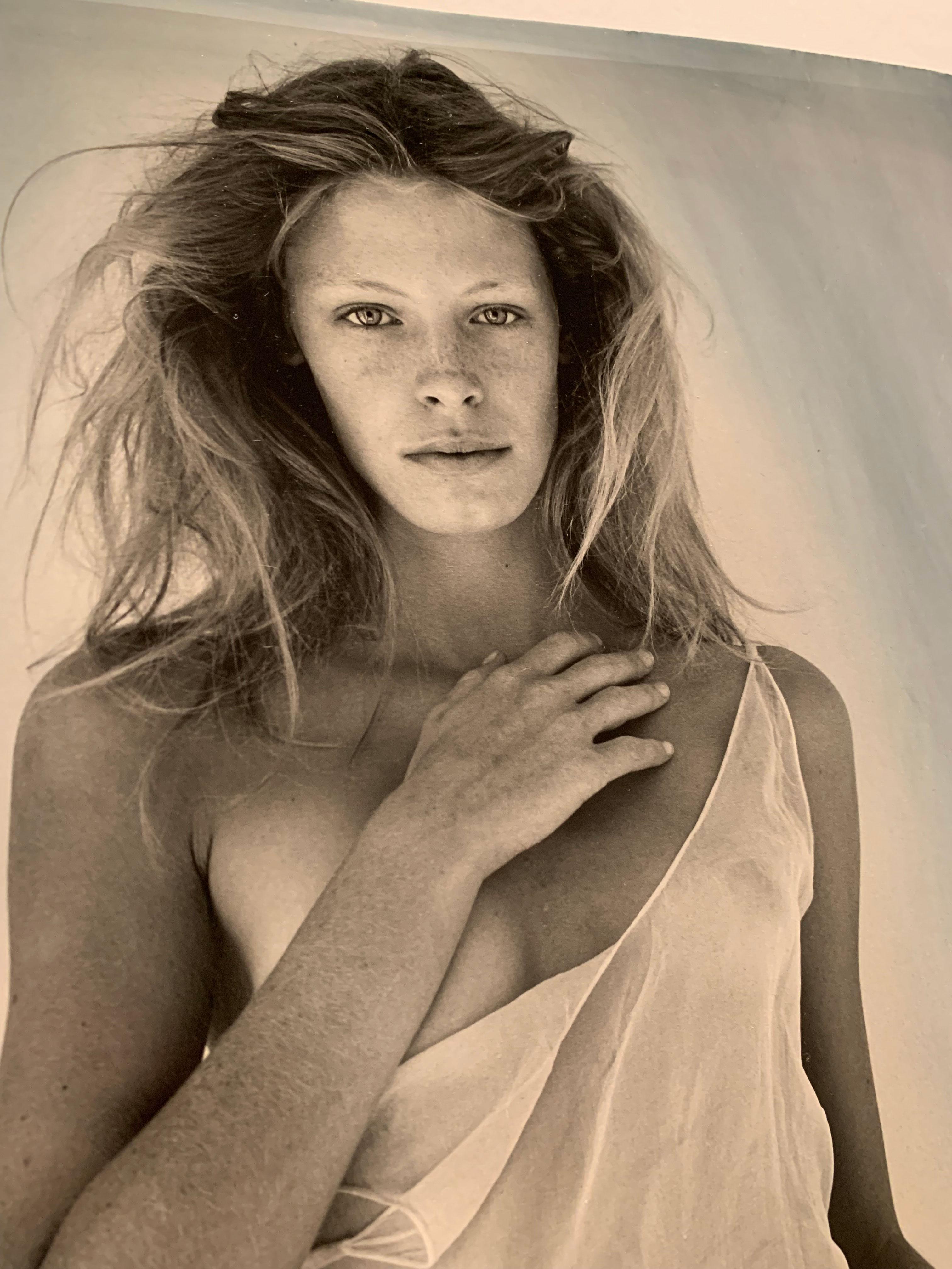 Tanga Moreau, Pirelli-Sitzung für die Pirelli Cal 1998, Handkolorierter Druck – Photograph von Bruce Weber