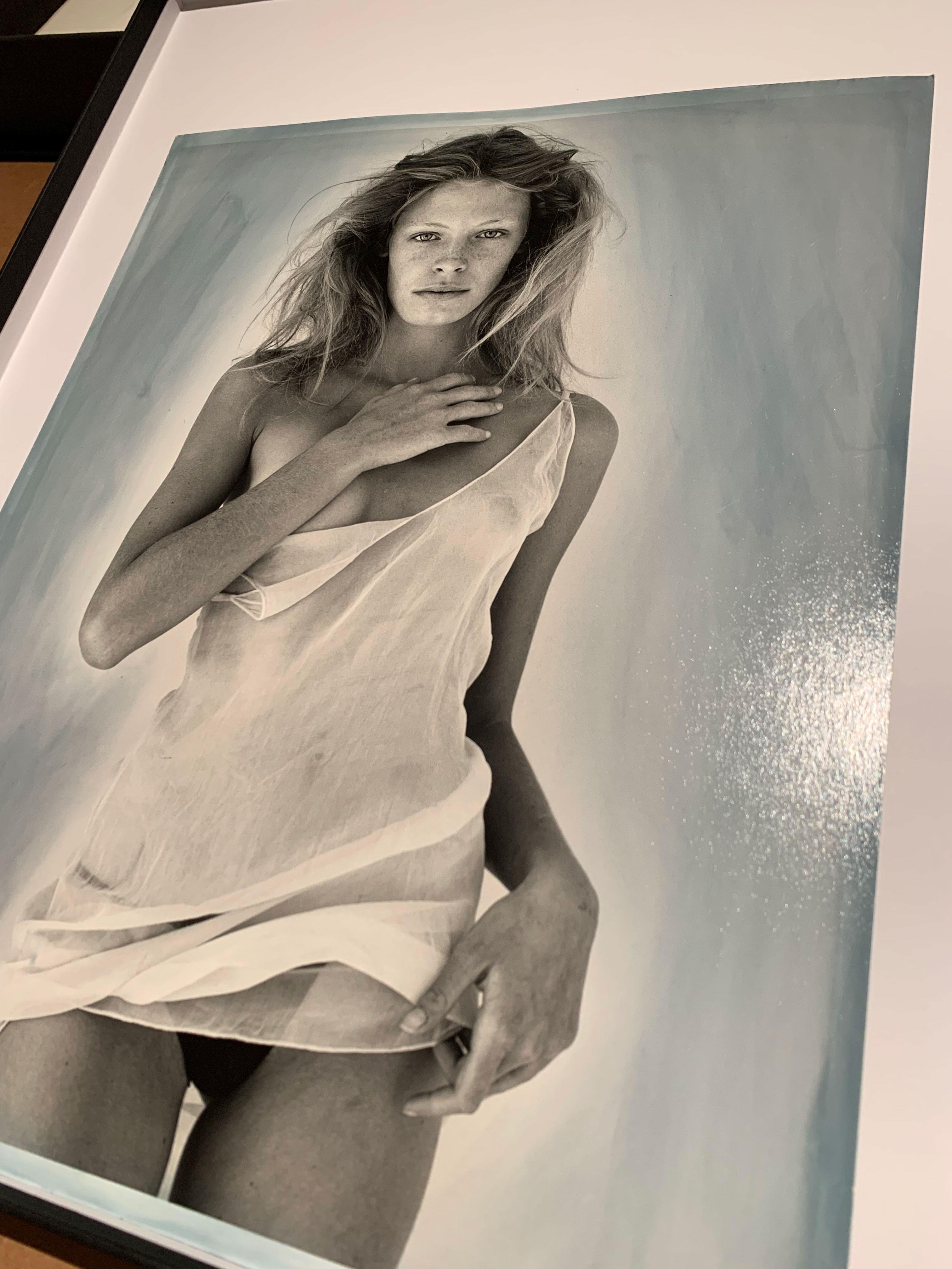 Tanga Moreau, Pirelli-Sitzung für die Pirelli Cal 1998, Handkolorierter Druck (Zeitgenössisch), Photograph, von Bruce Weber